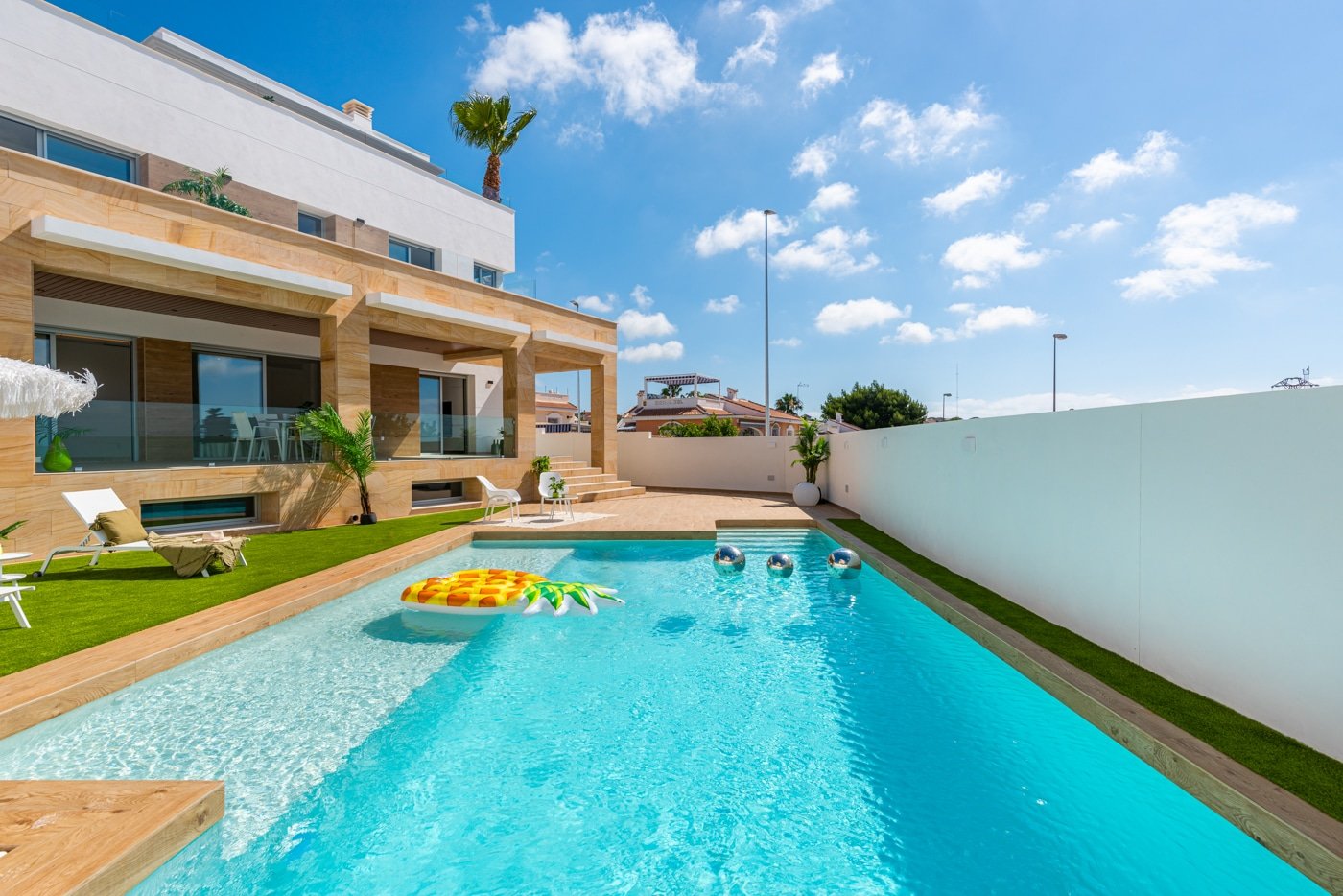In der prestigeträchtigen Gegend von Ciudad Quesada gelegen, bieten diese freistehenden Immobilien eine exklusive und ruhige Umgebung. Mit nur zwei v