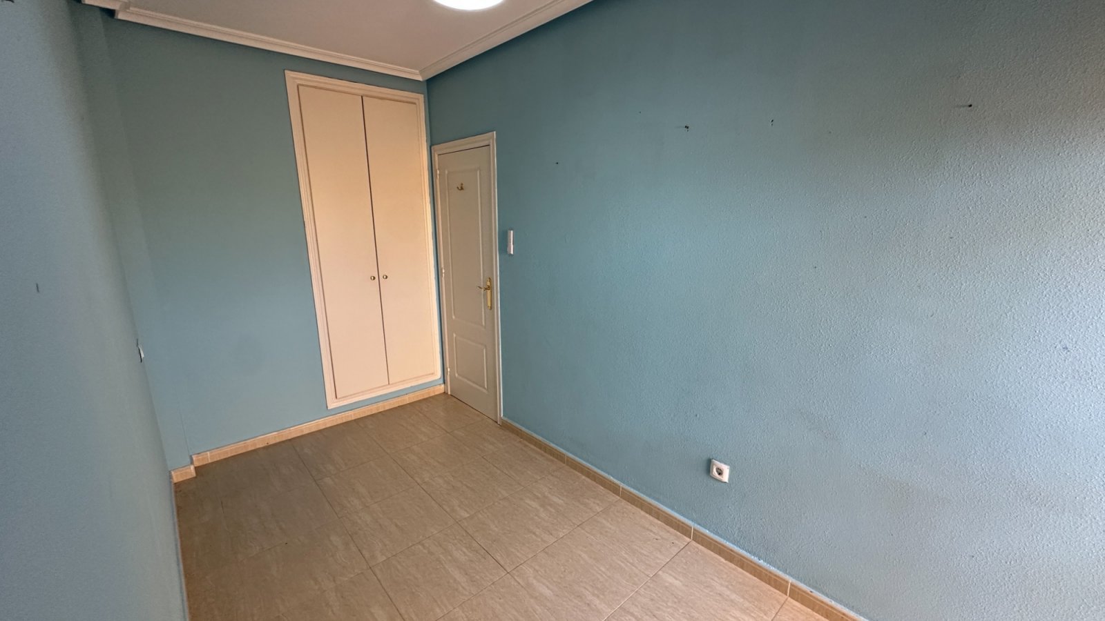 Diese nach Westen ausgerichtete Erdgeschossimmobilie in der Calle Almoradí im charmanten spanischen Dorf Daya Nueva verfügt über zwei Schlafzimmer un