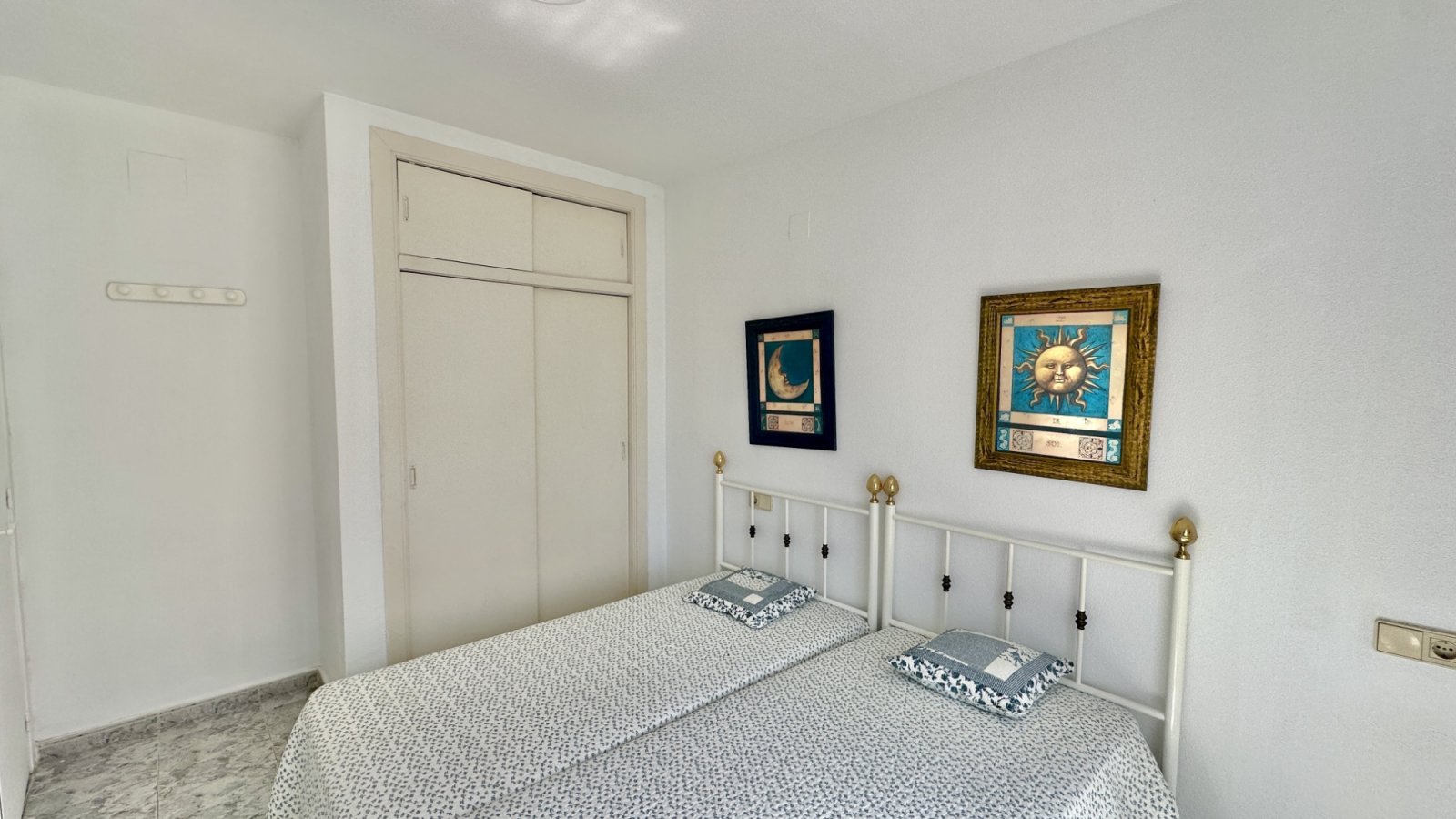  Diese Wohnung im ersten Stock liegt in der gefragten Gegend von Playa Flamenca und bietet großes Potenzial für alle, die ein Feriendomizil oder eine 