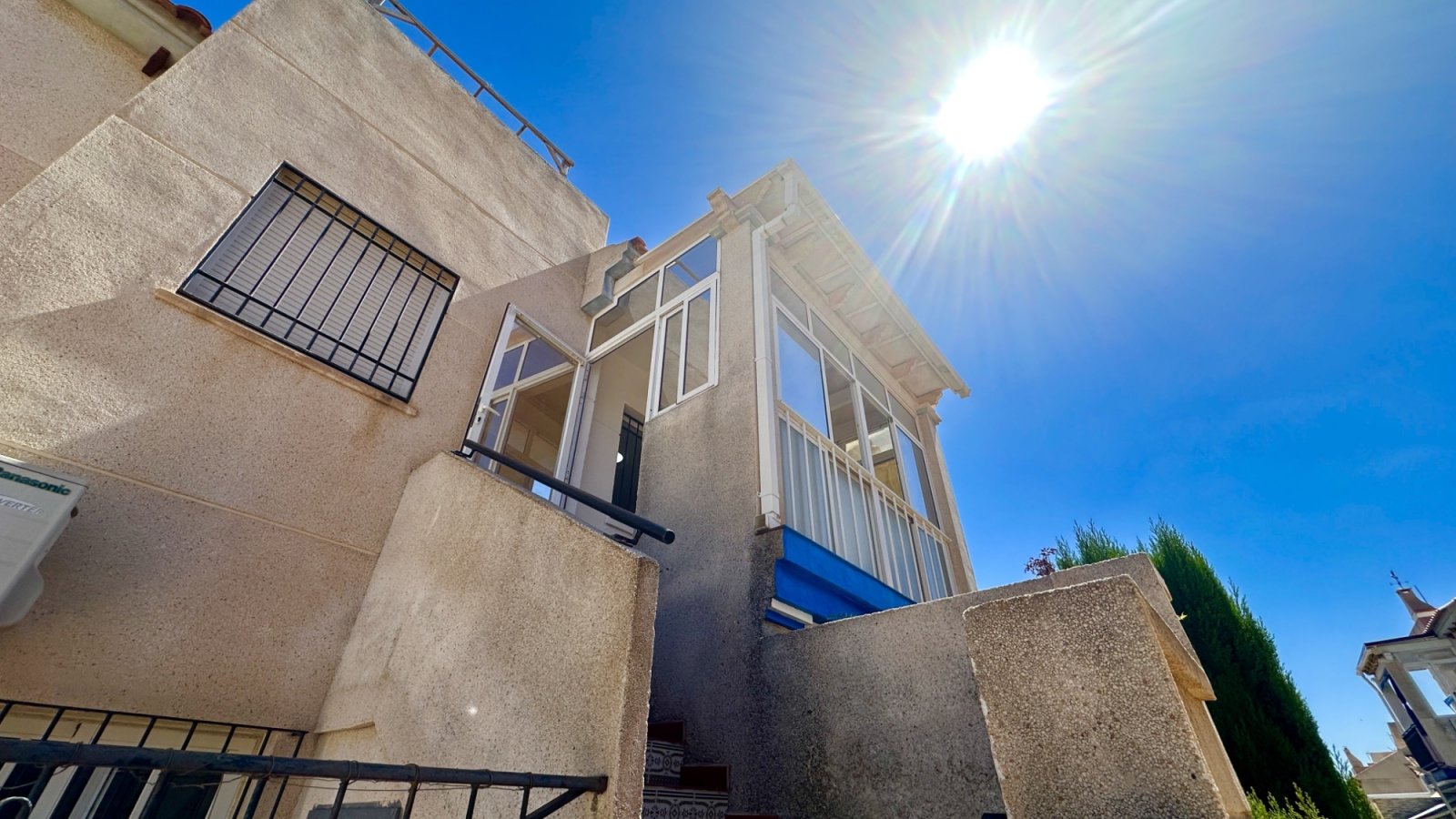  Diese Wohnung im ersten Stock liegt in der gefragten Gegend von Playa Flamenca und bietet großes Potenzial für alle, die ein Feriendomizil oder eine 
