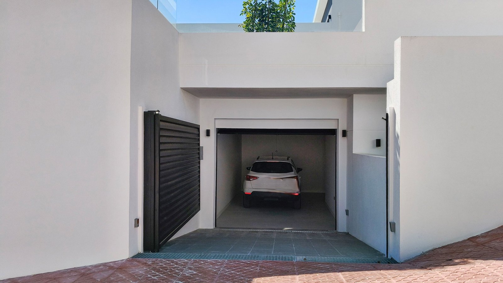 In der prestigeträchtigen Gegend von Ciudad Quesada gelegen, bietet diese freistehende Immobilie eine exklusive Umgebung mit Meerblick. Entworfen für