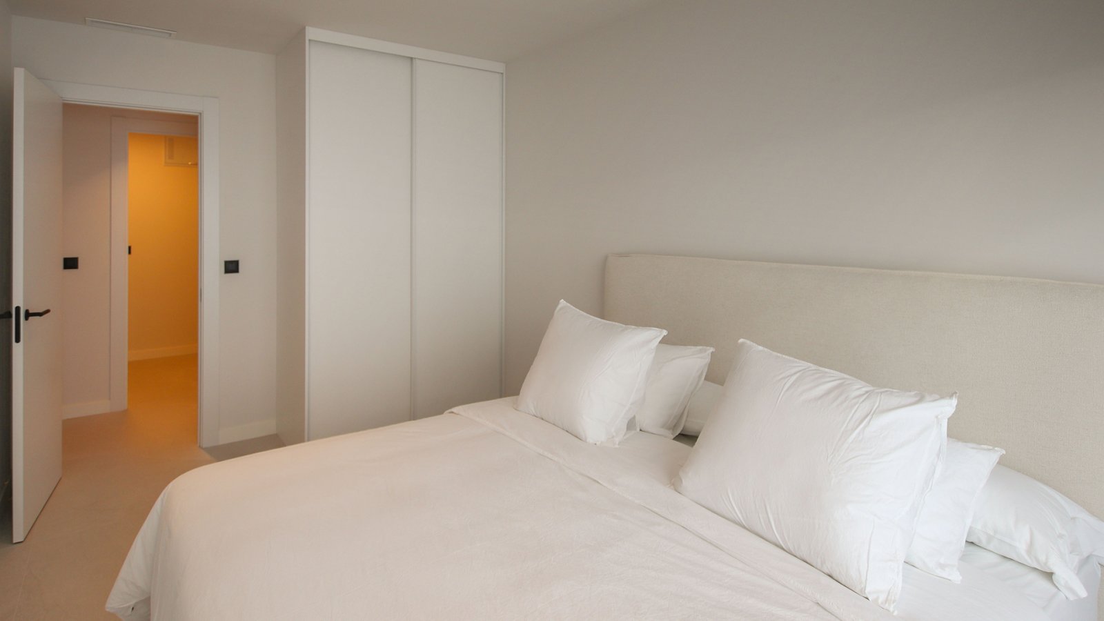 In der prestigeträchtigen Gegend von Ciudad Quesada gelegen, bietet diese freistehende Immobilie eine exklusive Umgebung mit Meerblick. Entworfen für