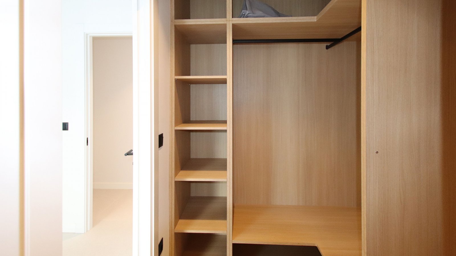 In der prestigeträchtigen Gegend von Ciudad Quesada gelegen, bietet diese freistehende Immobilie eine exklusive Umgebung mit Meerblick. Entworfen für