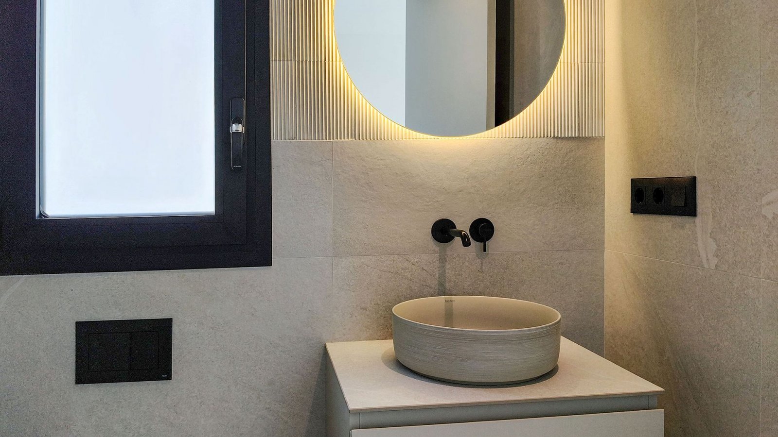 In der prestigeträchtigen Gegend von Ciudad Quesada gelegen, bietet diese freistehende Immobilie eine exklusive Umgebung mit Meerblick. Entworfen für