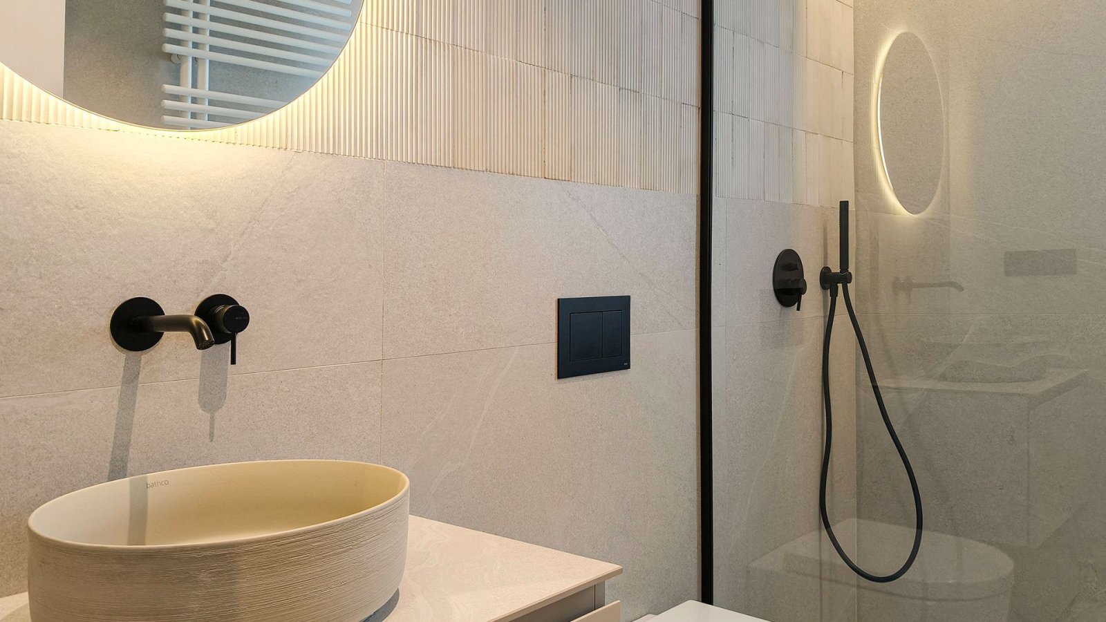 In der prestigeträchtigen Gegend von Ciudad Quesada gelegen, bietet diese freistehende Immobilie eine exklusive Umgebung mit Meerblick. Entworfen für
