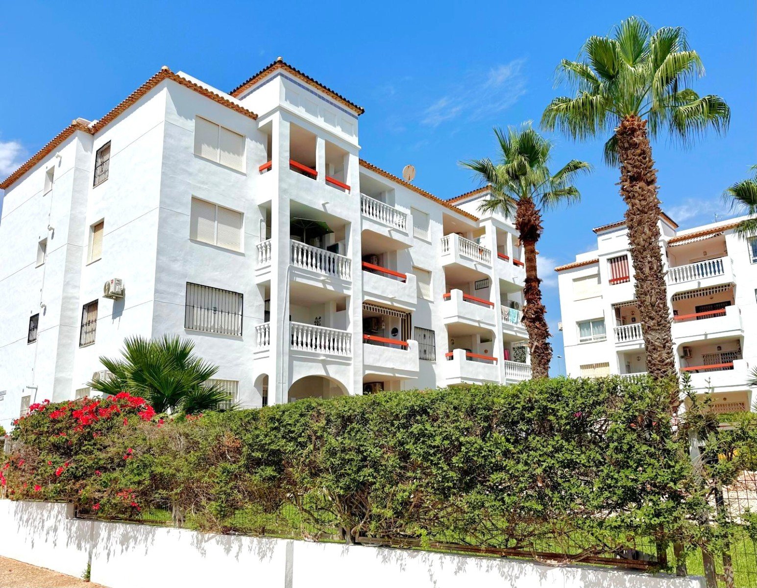 This 74m2 apartment offers a lovely balcony (8m2) with morning sun with views over the community gardens, 

Situated only