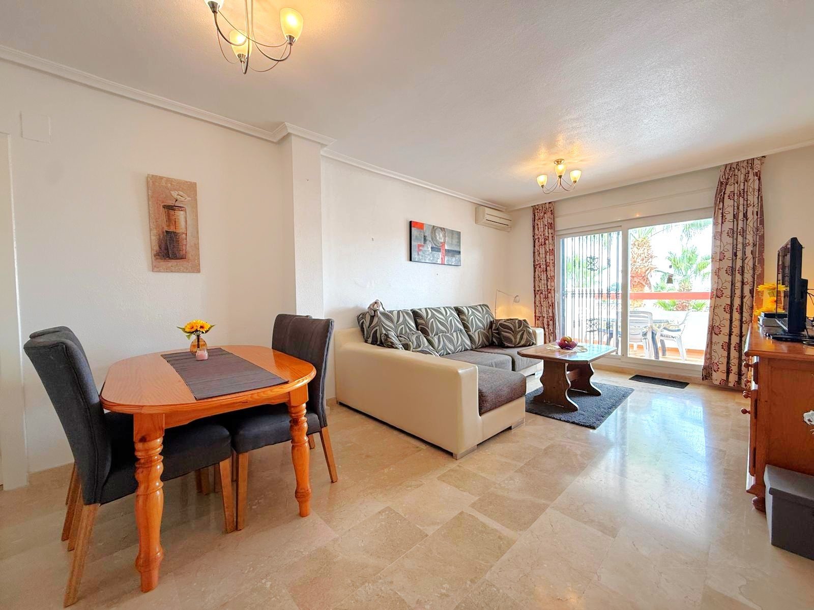 This 74m2 apartment offers a lovely balcony (8m2) with morning sun with views over the community gardens, 

Situated only