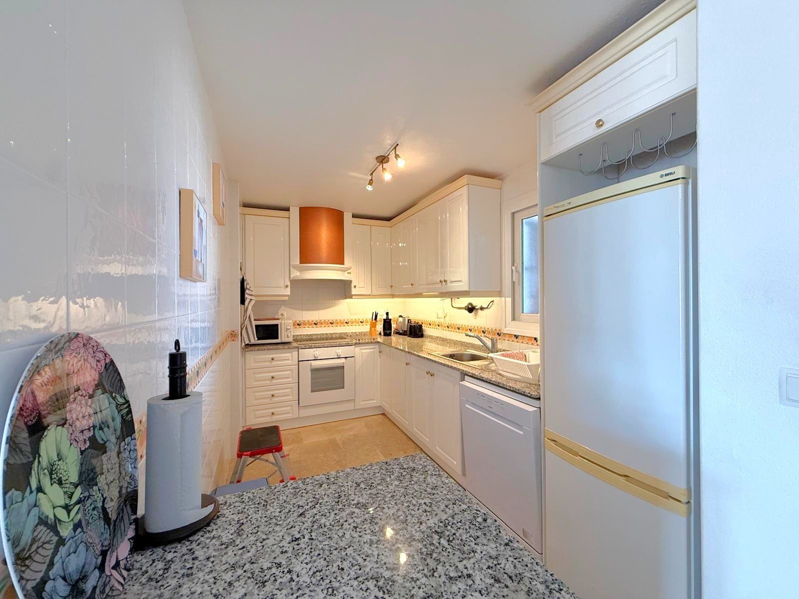 This 74m2 apartment offers a lovely balcony (8m2) with morning sun with views over the community gardens, 

Situated only
