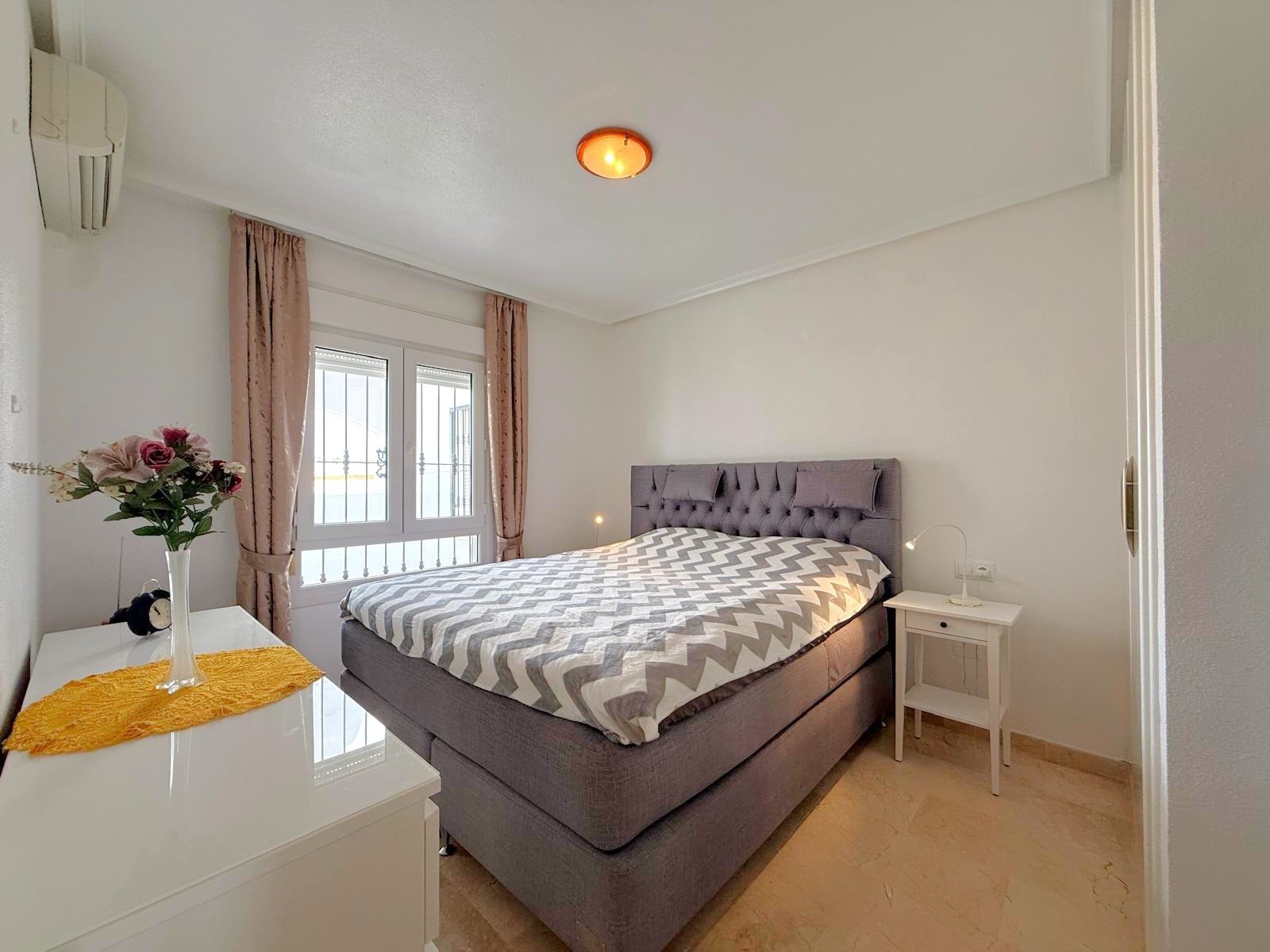 This 74m2 apartment offers a lovely balcony (8m2) with morning sun with views over the community gardens, 

Situated only
