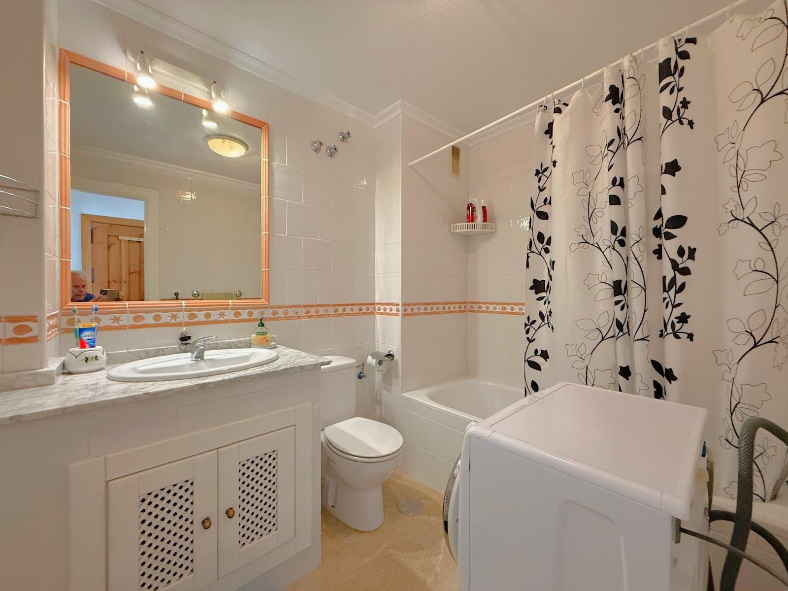 This 74m2 apartment offers a lovely balcony (8m2) with morning sun with views over the community gardens, 

Situated only