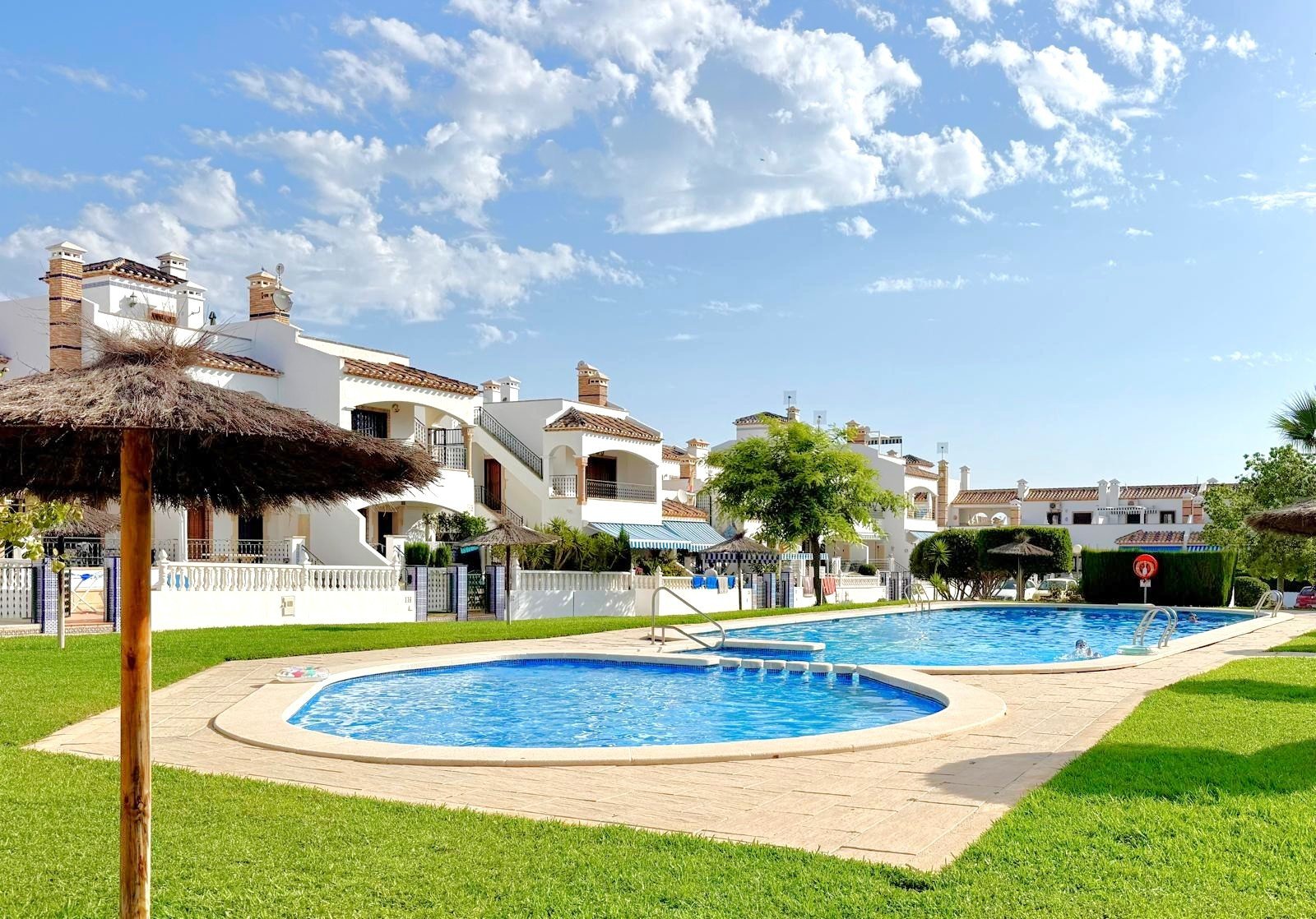 This 74m2 apartment offers a lovely balcony (8m2) with morning sun with views over the community gardens, 

Situated only