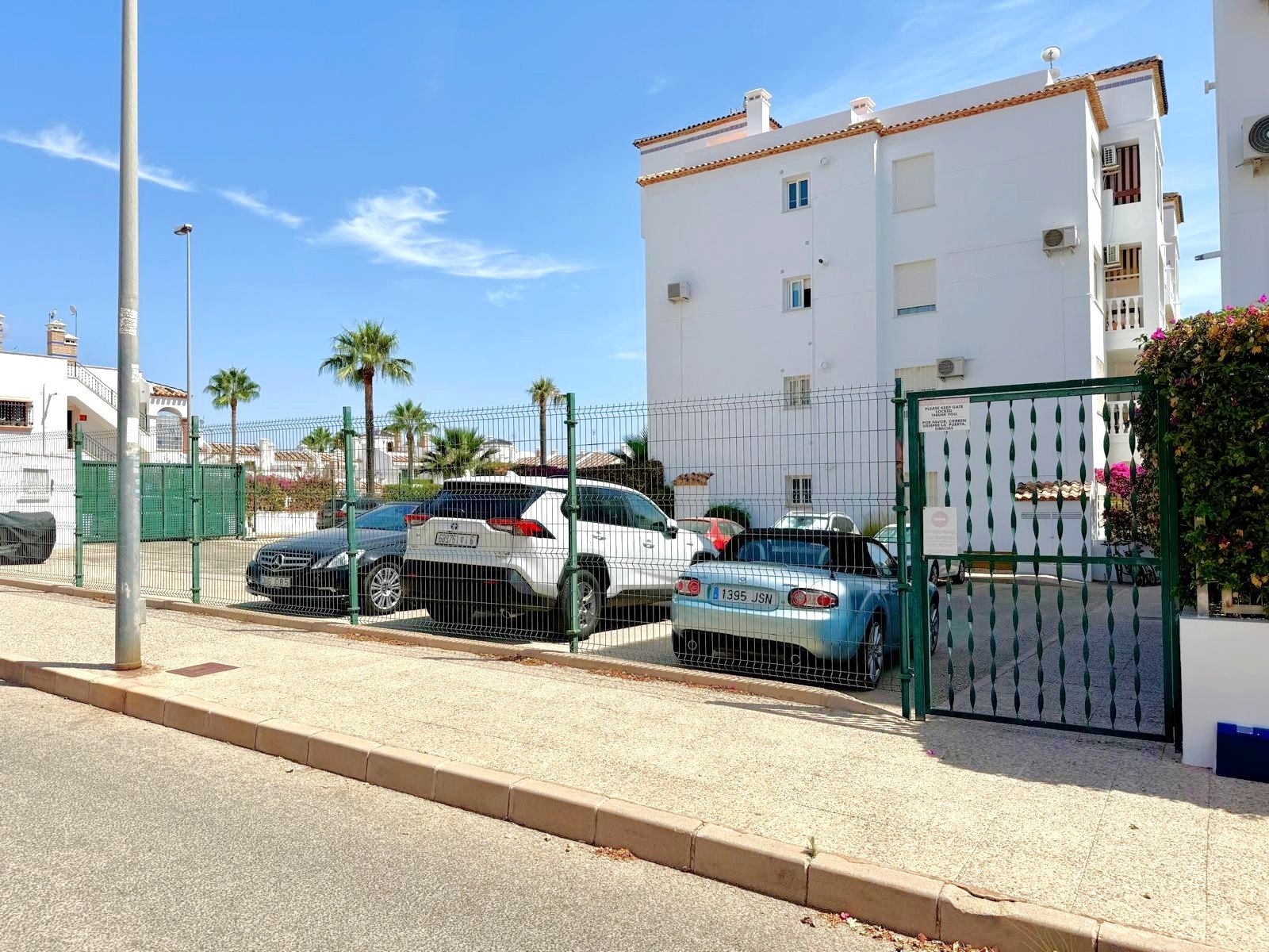 This 74m2 apartment offers a lovely balcony (8m2) with morning sun with views over the community gardens, 

Situated only