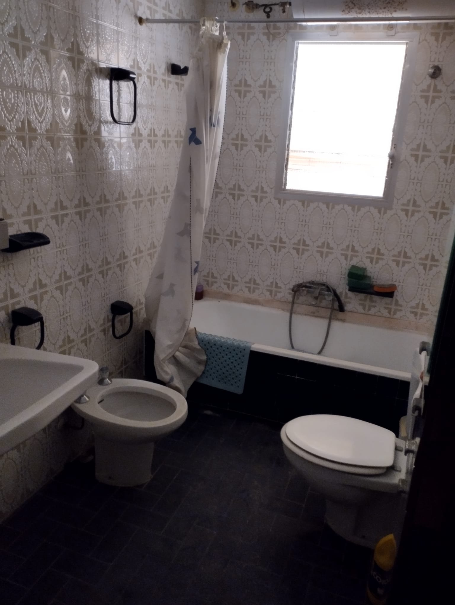 Zu verkaufen ist ein ganzes Gebäude mit 2 Etagen und einer Dachterrasse, mit der Möglichkeit, ein zurückgesetztes Penthouse zu bauen, eine Garage/Erd