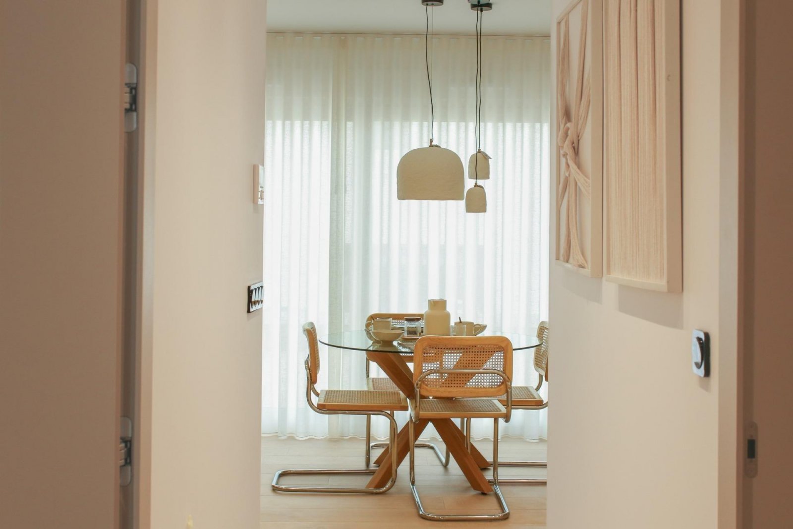 In der prestigeträchtigen Umgebung von La Finca Golf gelegen, bietet dieses Bungalow-Ensemble ein außergewöhnliches Wohnerlebnis. Mit nur vier verfüg