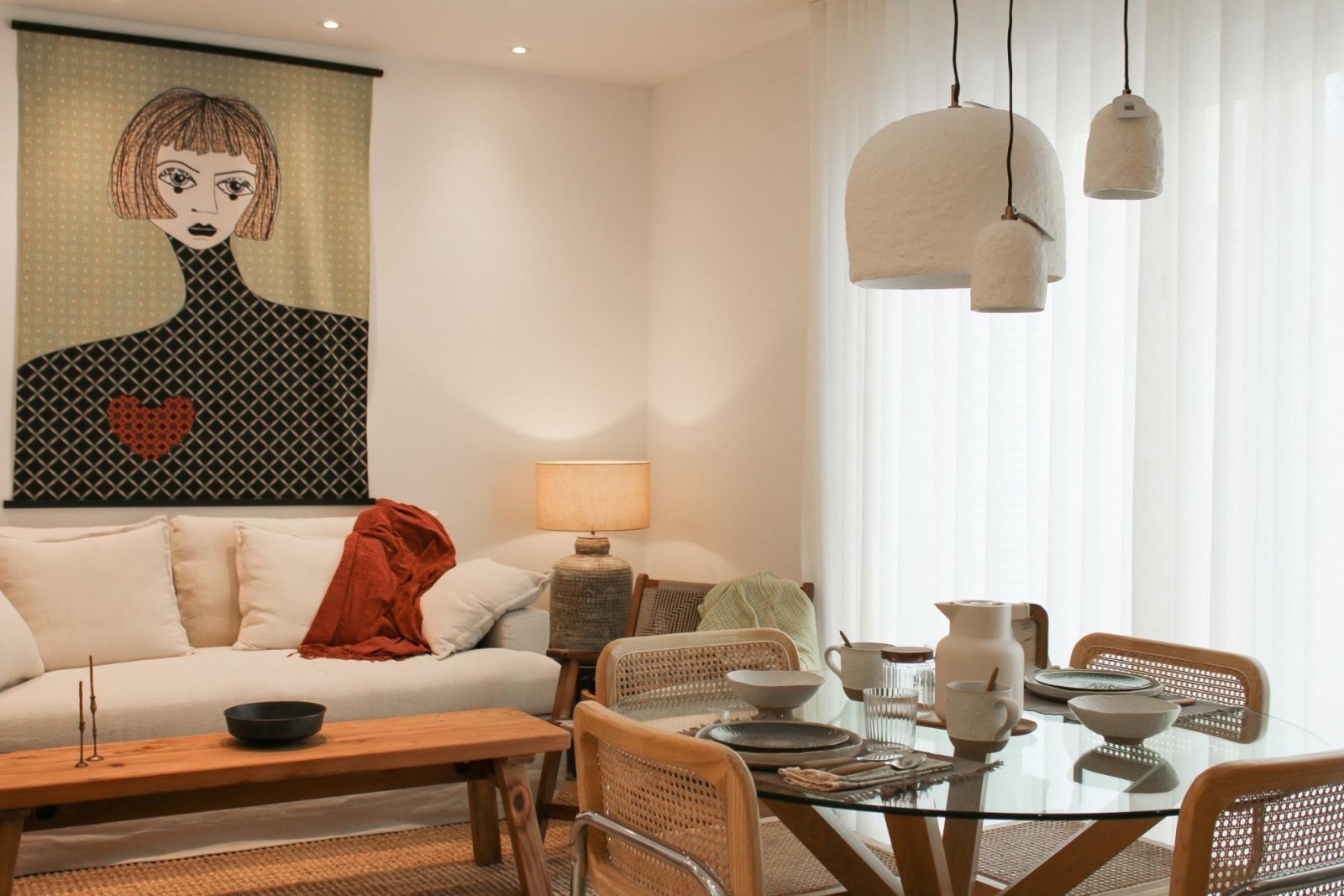In der prestigeträchtigen Umgebung von La Finca Golf gelegen, bietet dieses Bungalow-Ensemble ein außergewöhnliches Wohnerlebnis. Mit nur vier verfüg