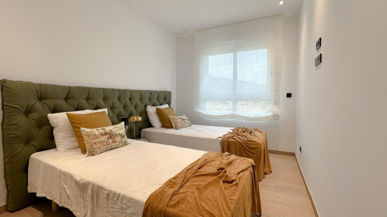 In der prestigeträchtigen Umgebung von La Finca Golf gelegen, bietet dieses Bungalow-Ensemble ein außergewöhnliches Wohnerlebnis. Mit nur vier verfüg