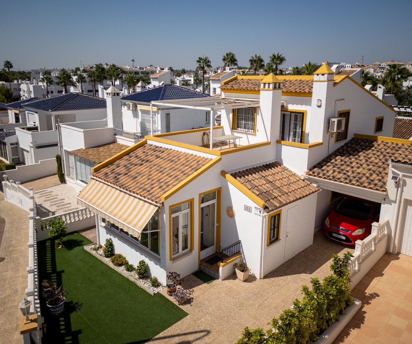 Villamartín:  Diese wunderschön gelegene, freistehende Villa mit 3 Schlafzimmern und 2 Bädern in Villamartín Rioja (Grundstücksgröße 285 m²) besticht durch ihre be 