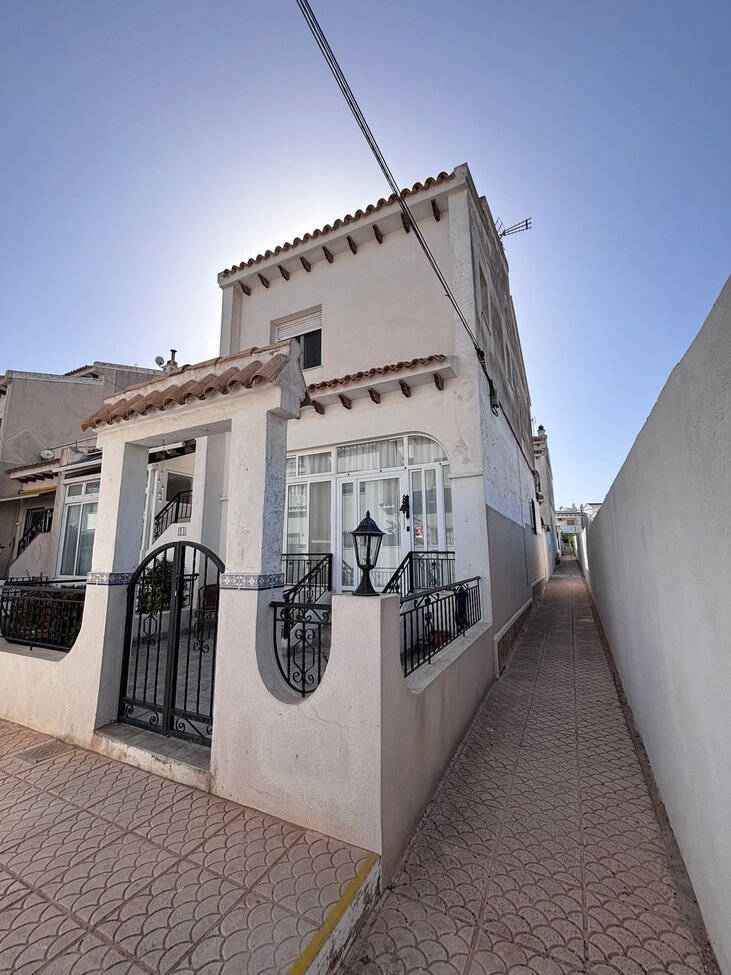 Villamartín:   BEAUTIFULLY RENOVATED HOME WITH SUNNY PRIVATE GARDEN IN ORIHUELA COSTA
Property Overview
We are delighted to present this beauti 