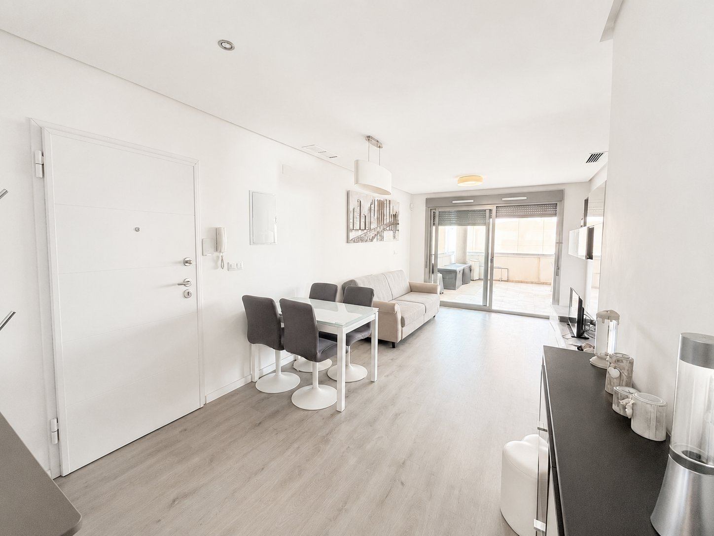 Don’t miss this fantastic opportunity to own a beautiful modern apartment in the highly sought-after and ever-popular area of Los Dolses.
&a