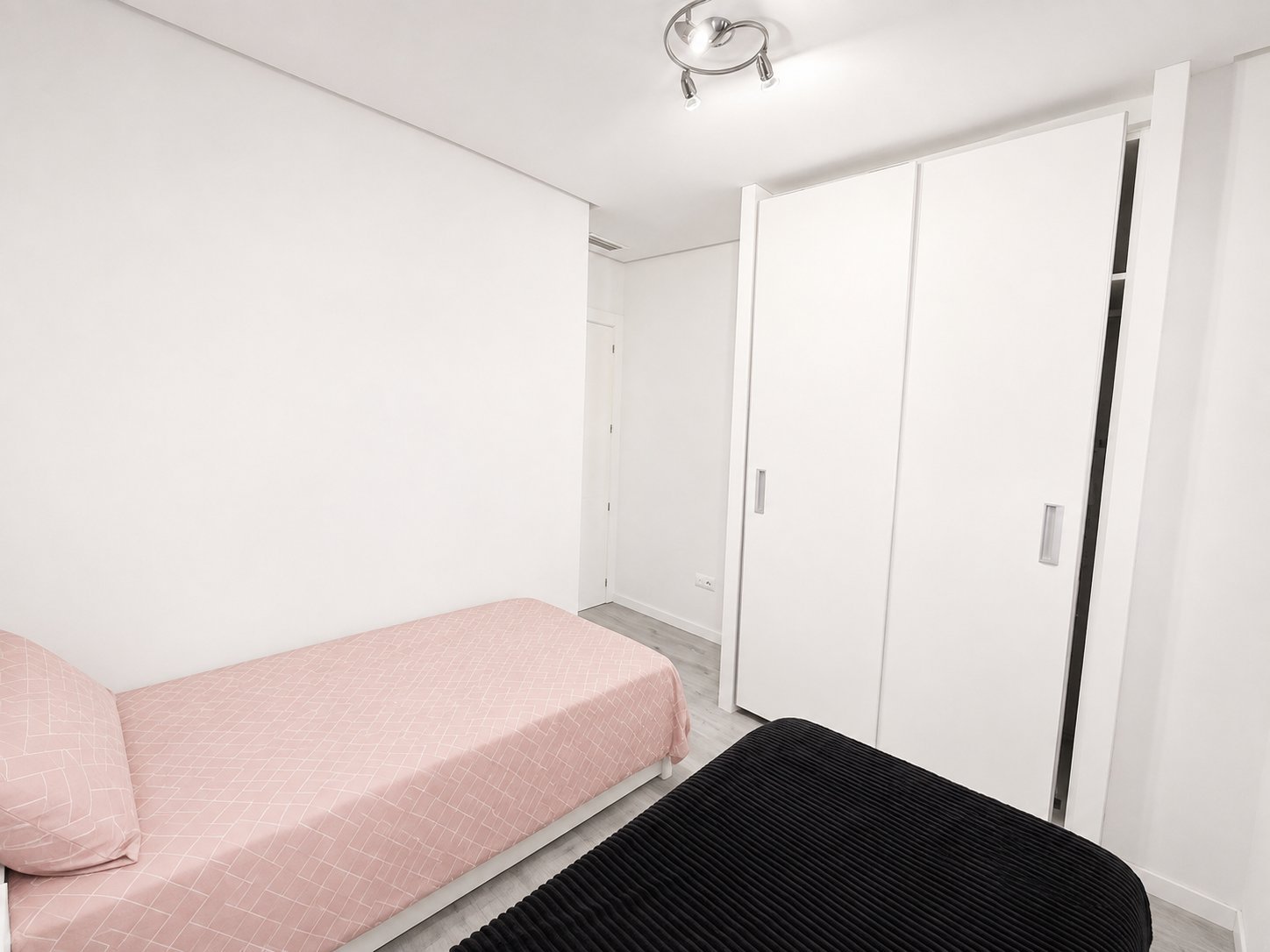Don’t miss this fantastic opportunity to own a beautiful modern apartment in the highly sought-after and ever-popular area of Los Dolses.
&a