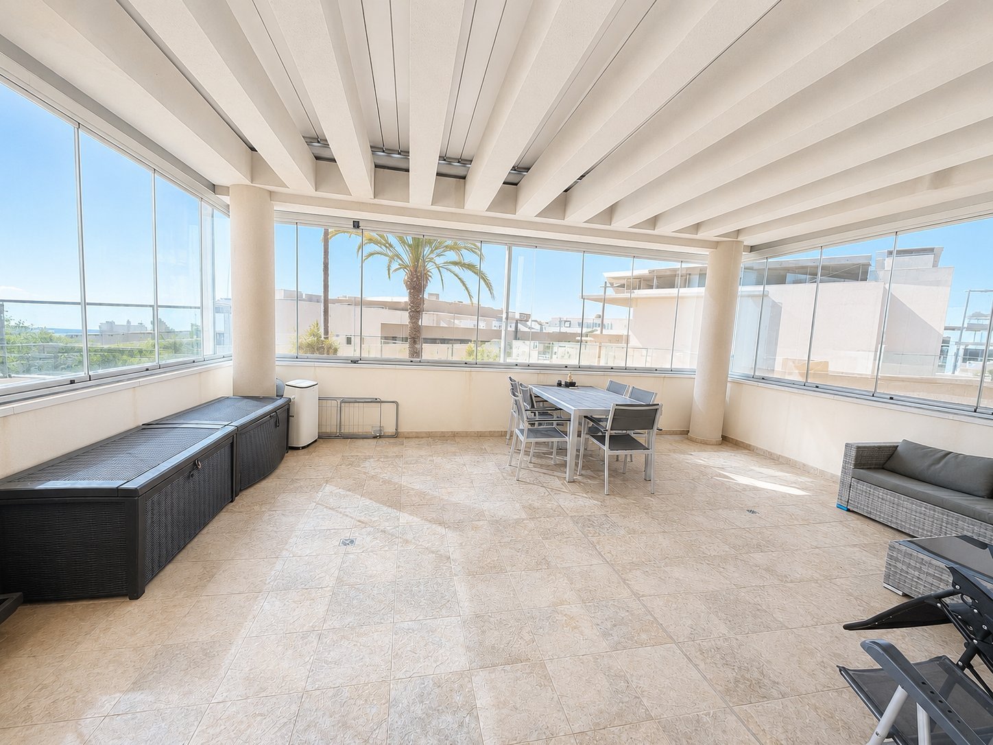 Don’t miss this fantastic opportunity to own a beautiful modern apartment in the highly sought-after and ever-popular area of Los Dolses.
&a