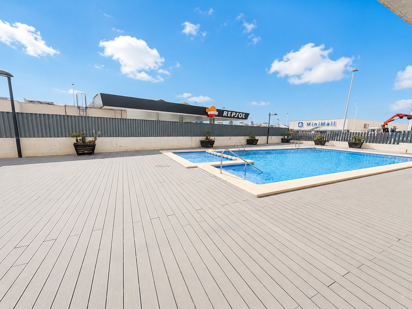 Don’t miss this fantastic opportunity to own a beautiful modern apartment in the highly sought-after and ever-popular area of Los Dolses.
&a