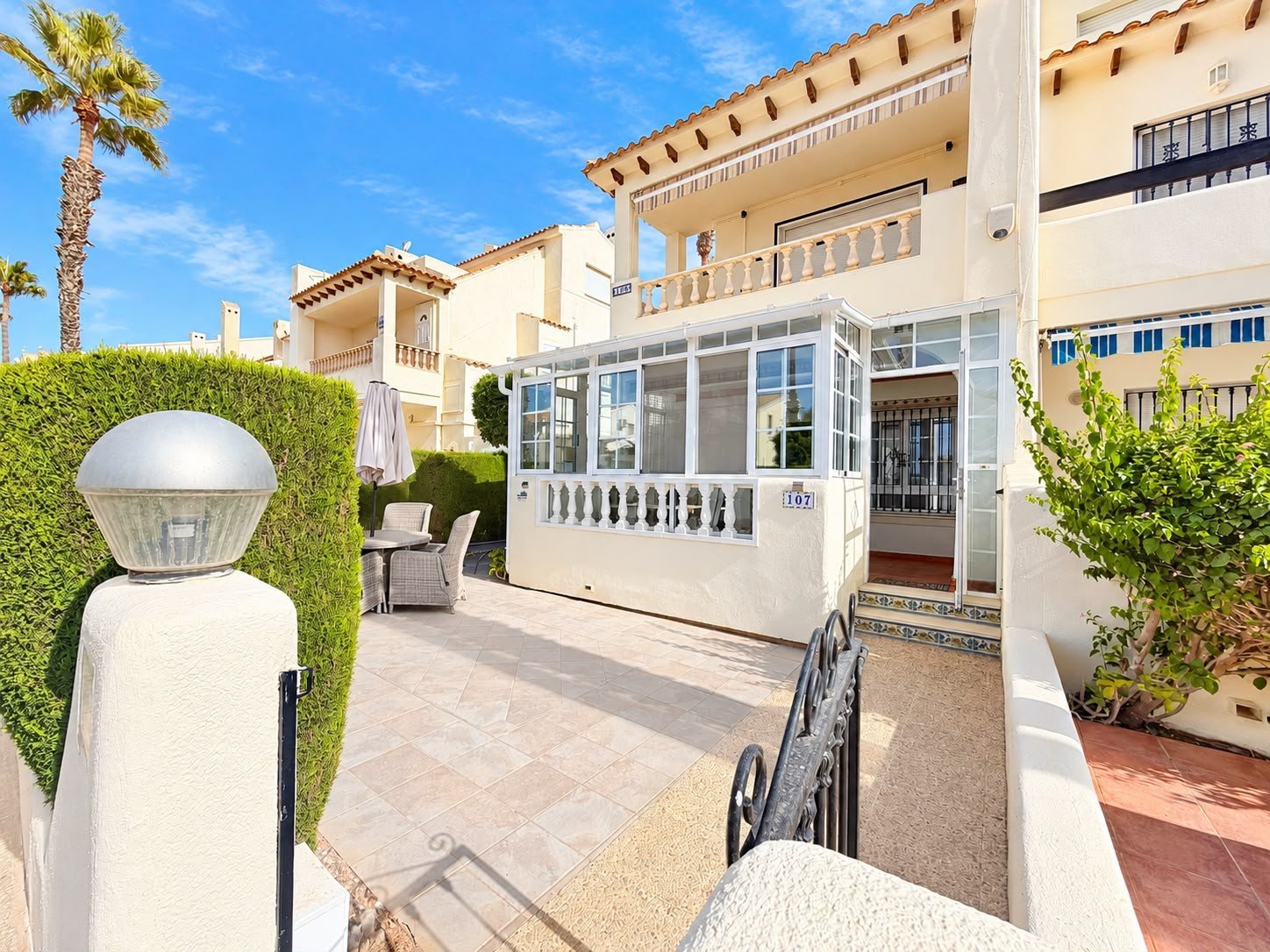 Today we are delighted to present this beautiful 2-bedroom, 2-bathroom apartment, ideally located on the highly sought-after Las Ramblas Golf Course