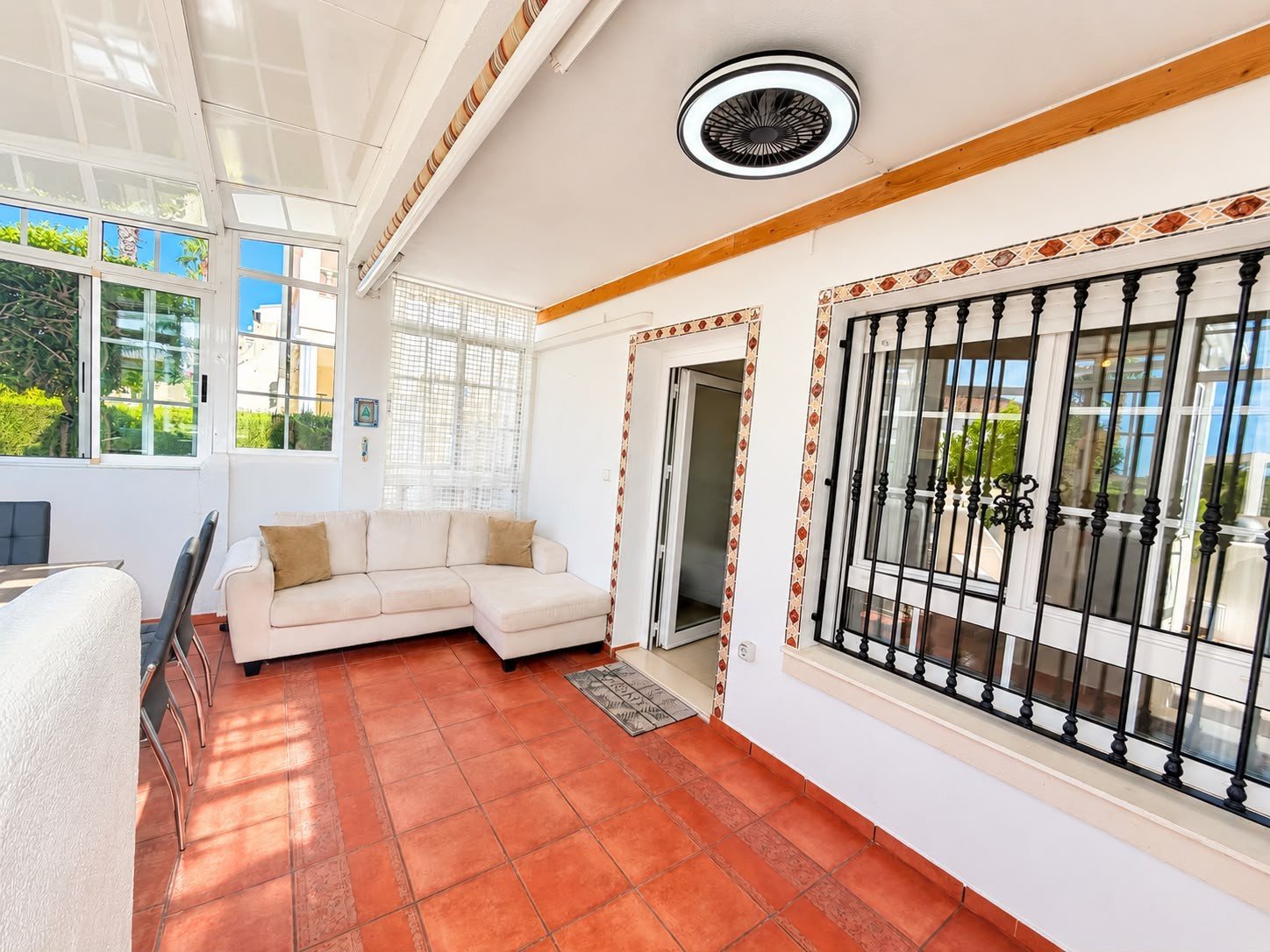 Today we are delighted to present this beautiful 2-bedroom, 2-bathroom apartment, ideally located on the highly sought-after Las Ramblas Golf Course