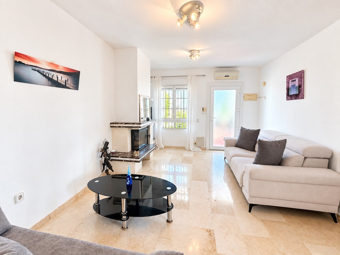 Today we are delighted to present this beautiful 2-bedroom, 2-bathroom apartment, ideally located on the highly sought-after Las Ramblas Golf Course