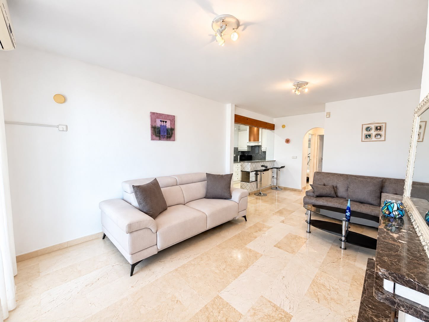 Today we are delighted to present this beautiful 2-bedroom, 2-bathroom apartment, ideally located on the highly sought-after Las Ramblas Golf Course