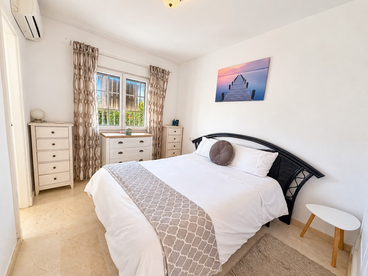 Today we are delighted to present this beautiful 2-bedroom, 2-bathroom apartment, ideally located on the highly sought-after Las Ramblas Golf Course