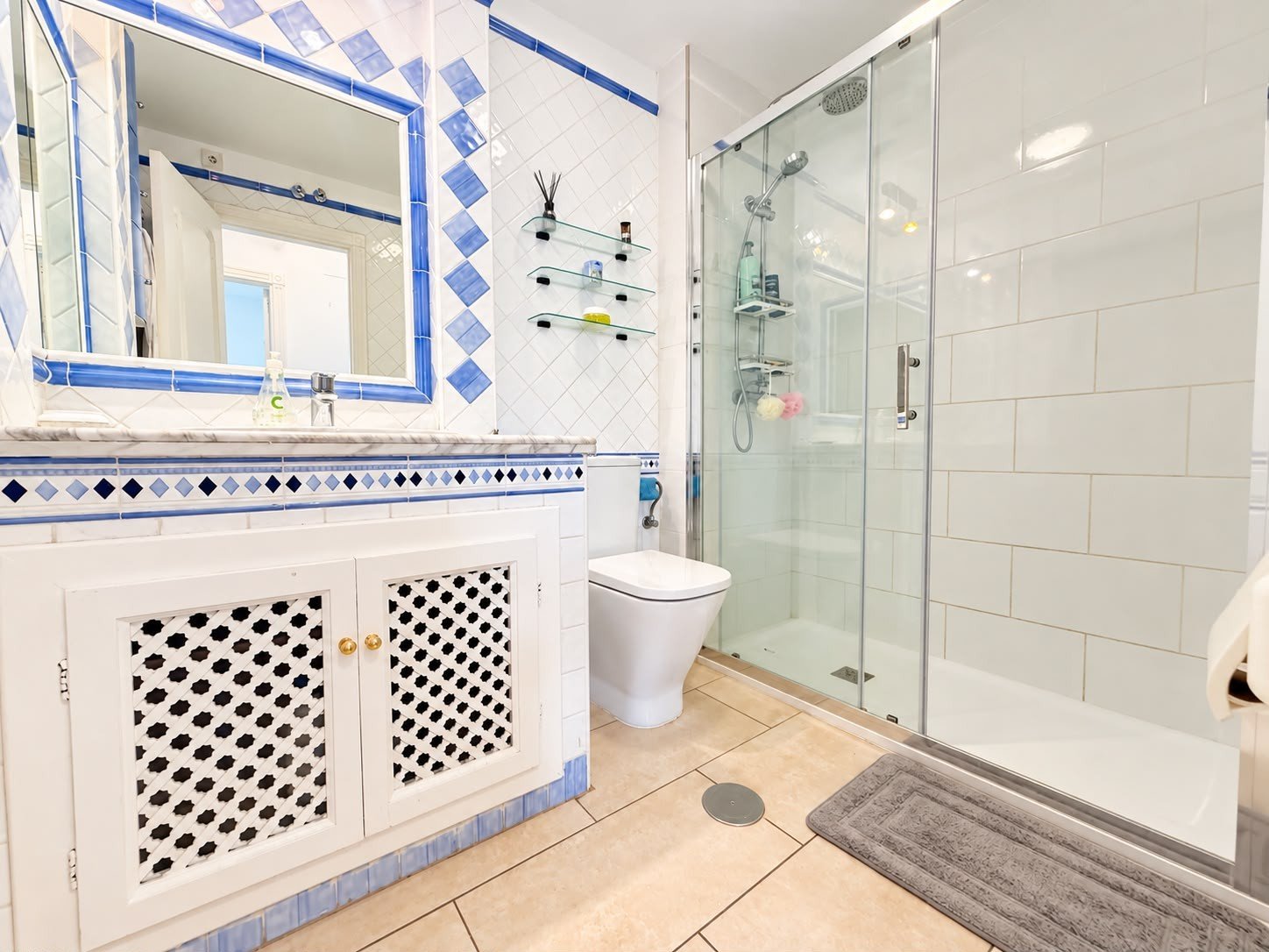 Today we are delighted to present this beautiful 2-bedroom, 2-bathroom apartment, ideally located on the highly sought-after Las Ramblas Golf Course
