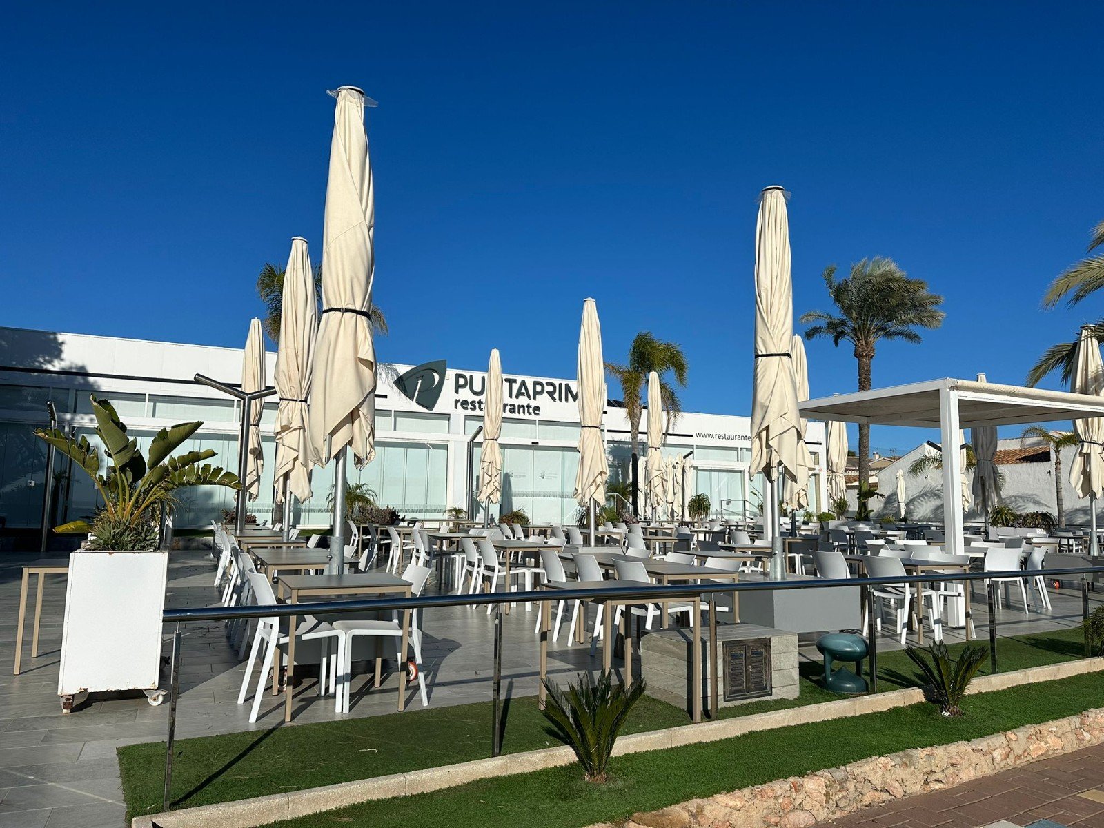 Today we are delighted to present this beautiful 2-bedroom, 2-bathroom apartment, ideally located on the highly sought-after Las Ramblas Golf Course
