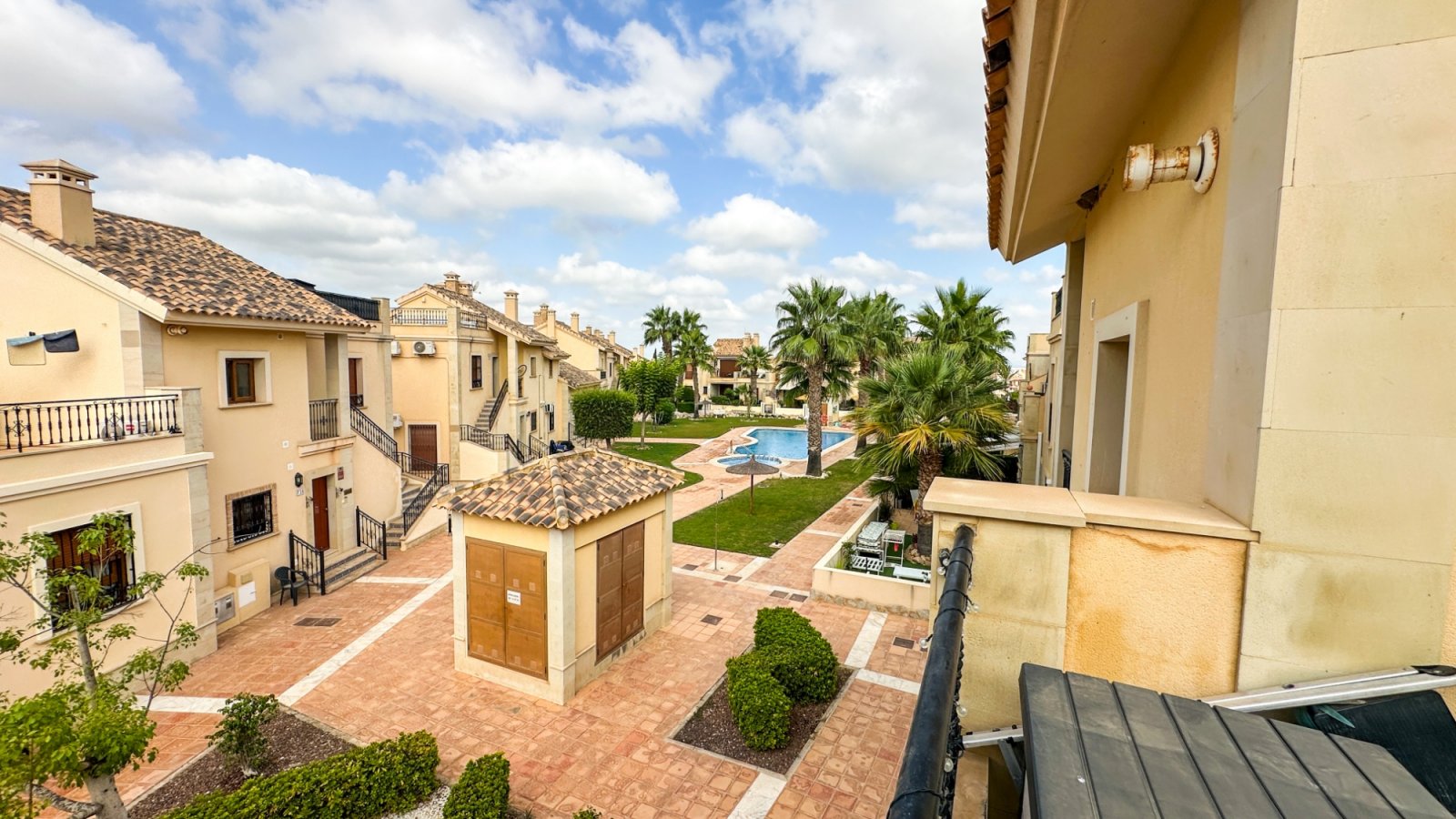 Wunderschönes, ebenerdiges Reihenhaus mit 2 Schlafzimmern und 2 Badezimmern am La Finca Golf, Baujahr 2011. Dieses barrierefreie, treppenlose Zuhause
