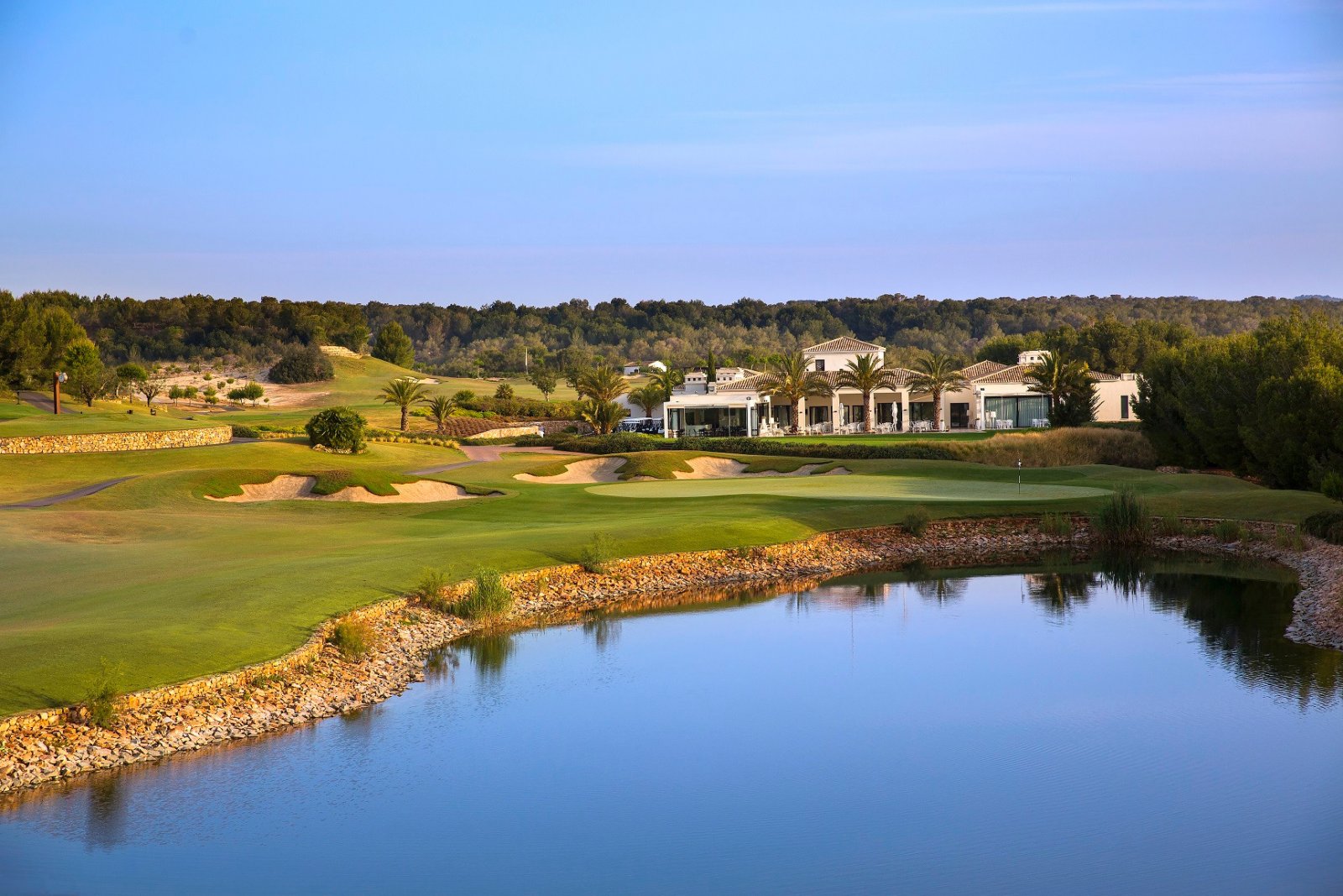 Die exklusive Wohnanlage Buganvilla liegt eingebettet in den renommierten Las Colinas Golf & Country Club und bietet eine Auswahl an eleganten Ap