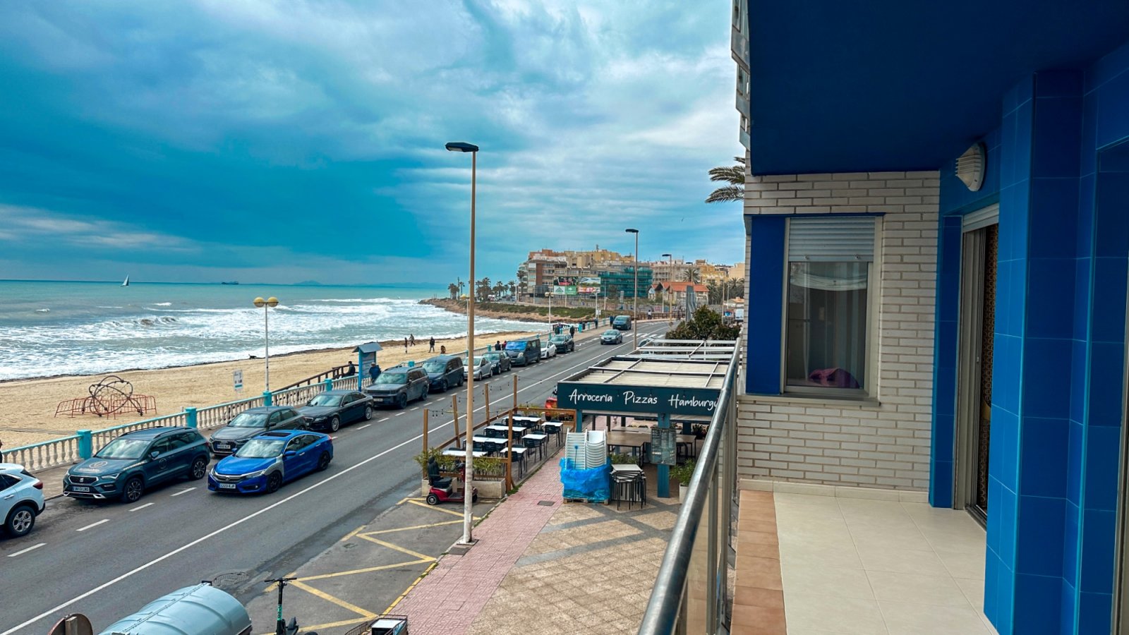präsentiert dieses spektakuläre Strandapartment in Torrevieja mit atemberaubendem, unverbaubarem Meerblick.

Das Apartment