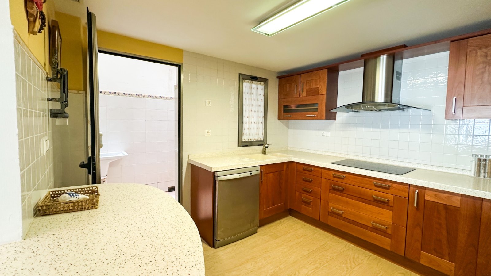 präsentiert dieses spektakuläre Strandapartment in Torrevieja mit atemberaubendem, unverbaubarem Meerblick.

Das Apartment