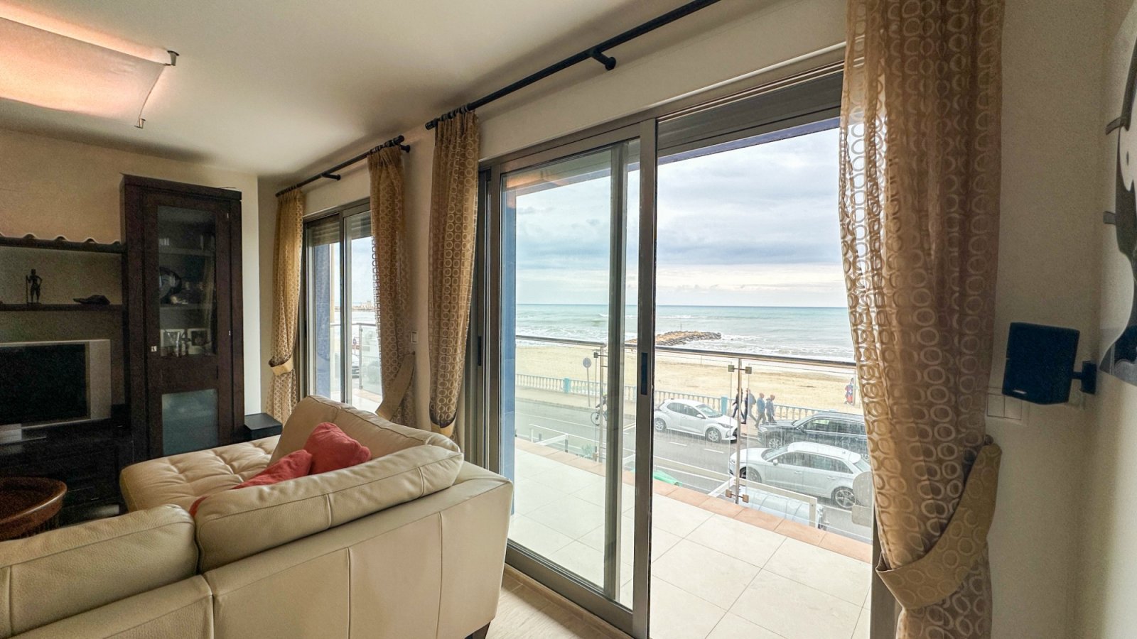 präsentiert dieses spektakuläre Strandapartment in Torrevieja mit atemberaubendem, unverbaubarem Meerblick.

Das Apartment