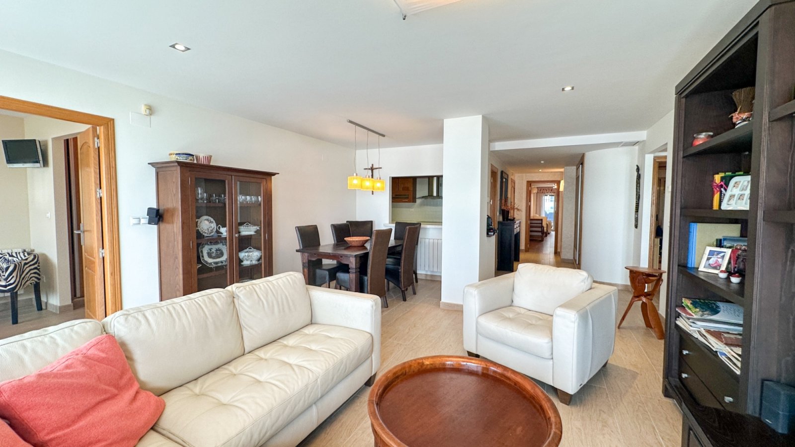 präsentiert dieses spektakuläre Strandapartment in Torrevieja mit atemberaubendem, unverbaubarem Meerblick.

Das Apartment