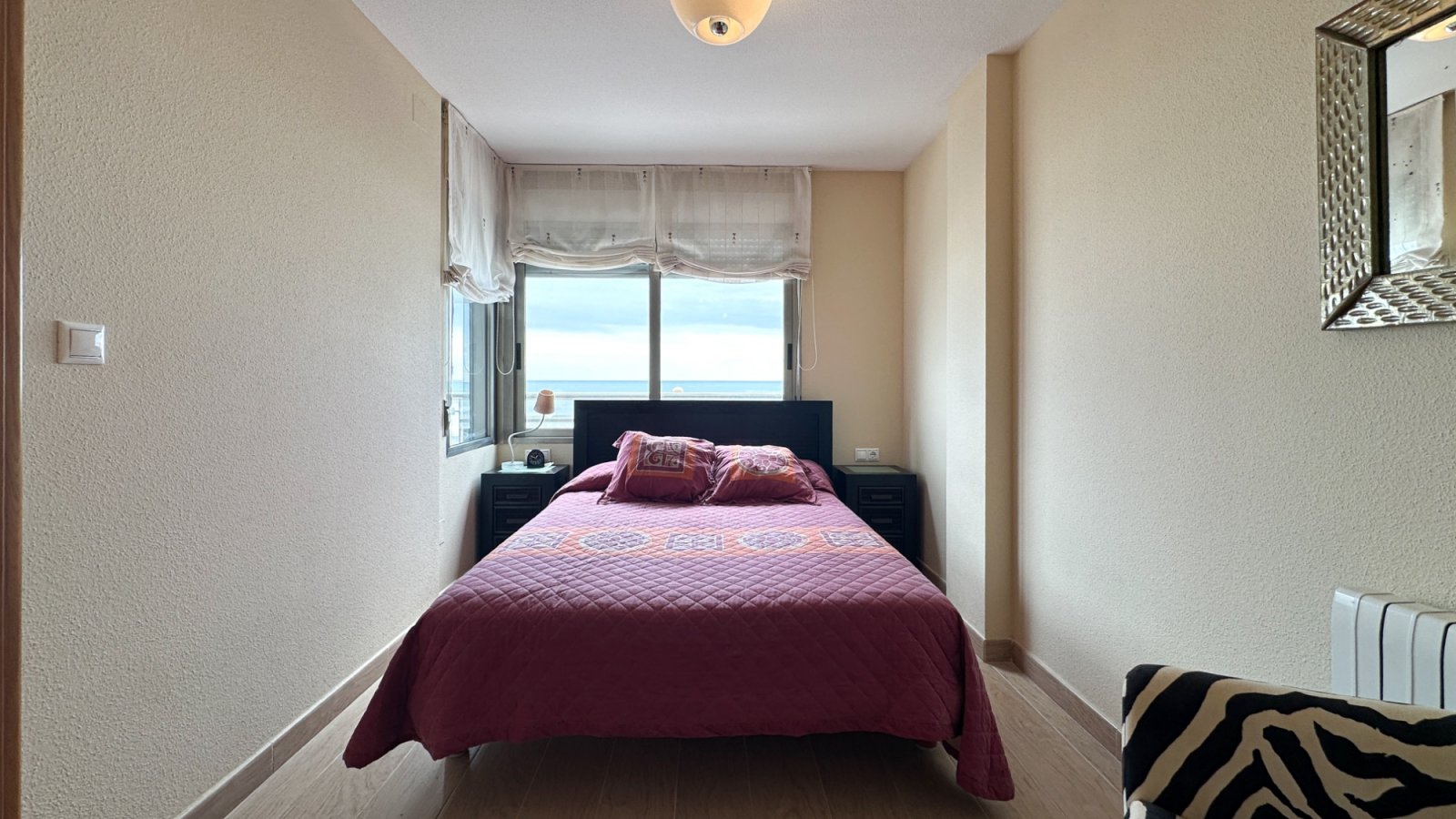 präsentiert dieses spektakuläre Strandapartment in Torrevieja mit atemberaubendem, unverbaubarem Meerblick.

Das Apartment