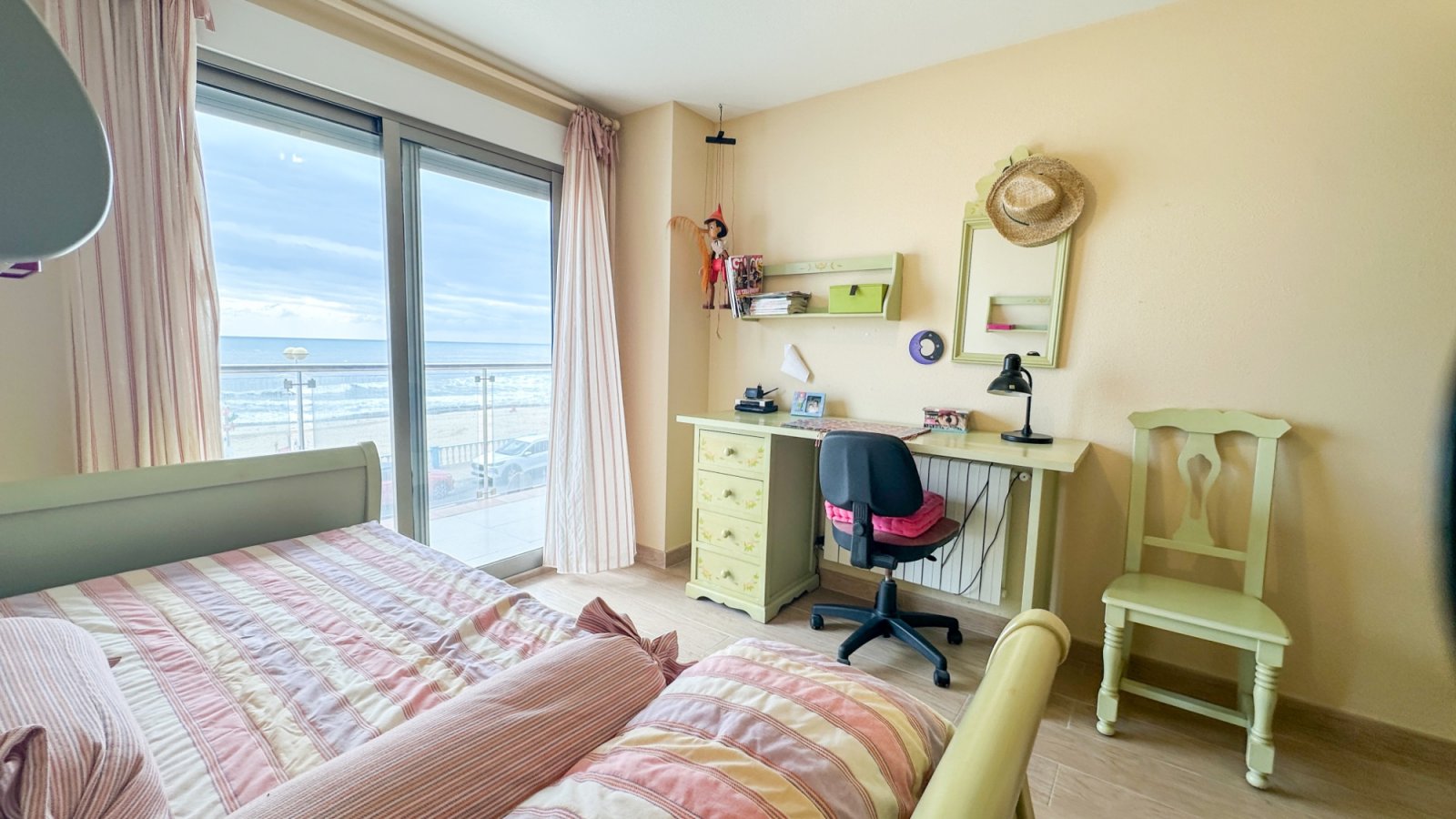 präsentiert dieses spektakuläre Strandapartment in Torrevieja mit atemberaubendem, unverbaubarem Meerblick.

Das Apartment