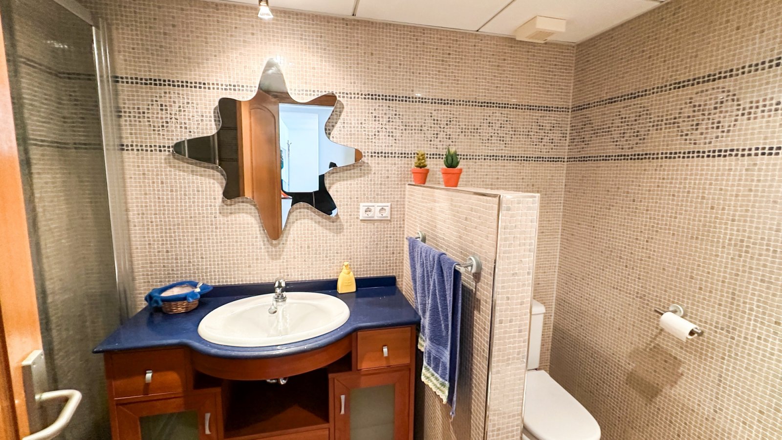 präsentiert dieses spektakuläre Strandapartment in Torrevieja mit atemberaubendem, unverbaubarem Meerblick.

Das Apartment