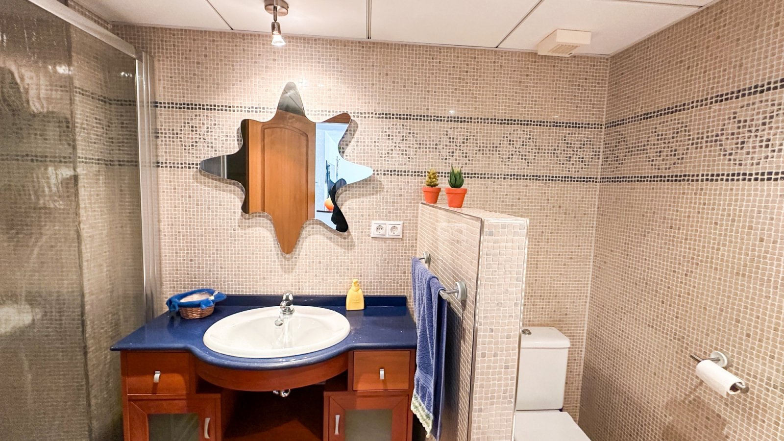 präsentiert dieses spektakuläre Strandapartment in Torrevieja mit atemberaubendem, unverbaubarem Meerblick.

Das Apartment