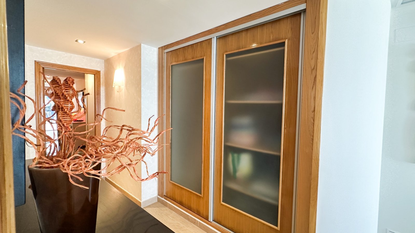 präsentiert dieses spektakuläre Strandapartment in Torrevieja mit atemberaubendem, unverbaubarem Meerblick.

Das Apartment