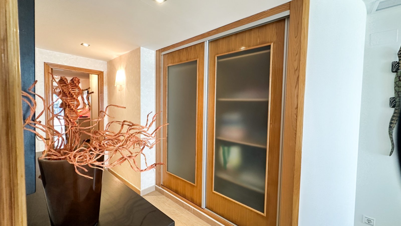 präsentiert dieses spektakuläre Strandapartment in Torrevieja mit atemberaubendem, unverbaubarem Meerblick.

Das Apartment