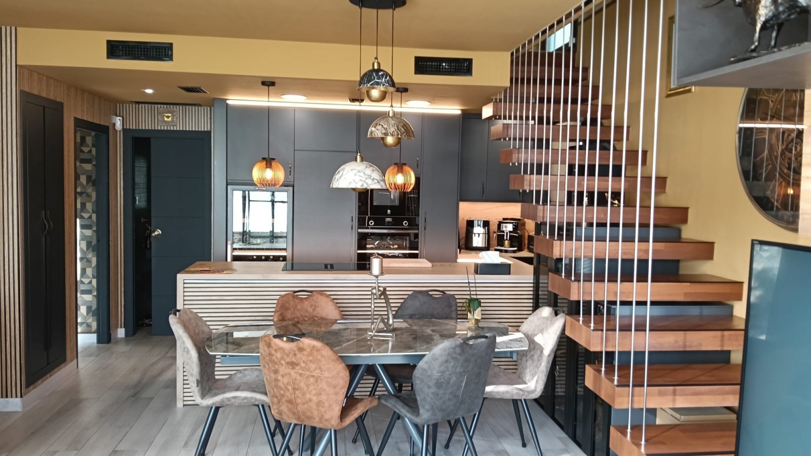 Lomas de Cabo Roig:  
Diese wunderschön renovierte freistehende Villa in der begehrten Gegend von Lomas de Cabo Roig verbindet modernes Design 