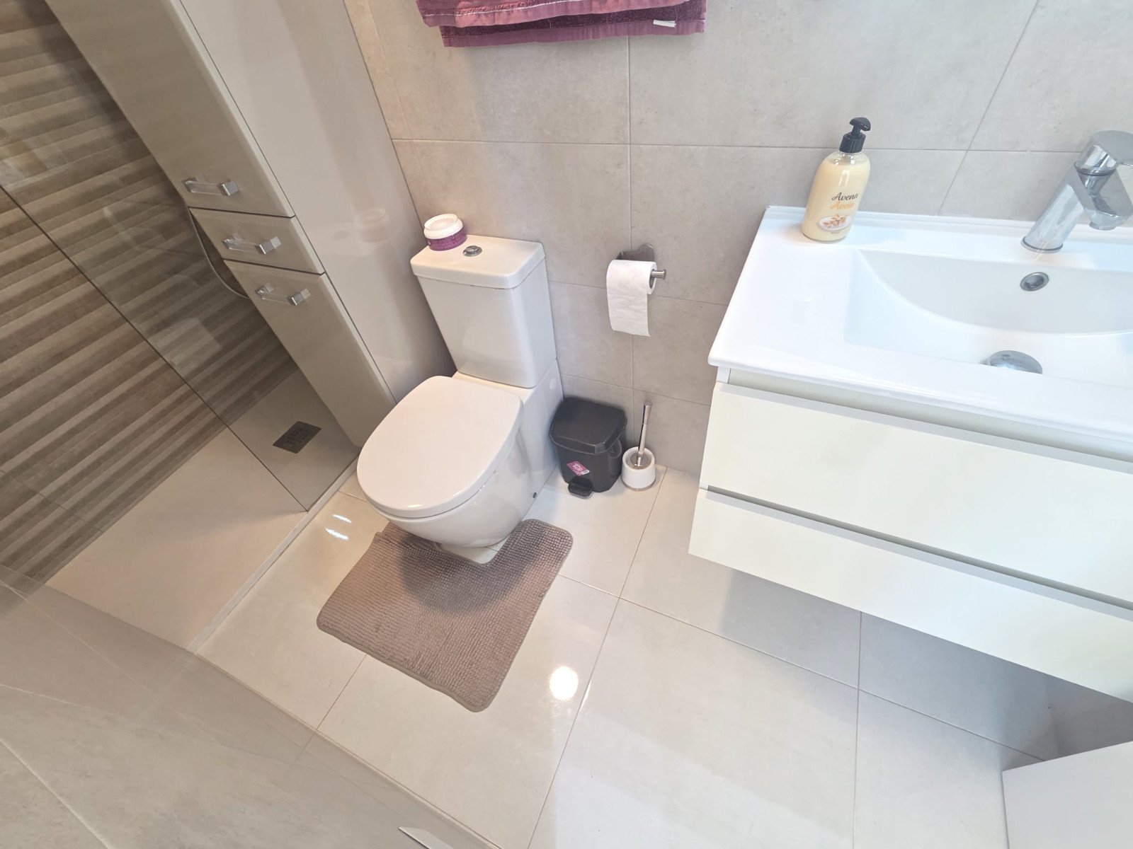 Exklusive, bezugsfertige, moderne und stilvolle, freistehende Luxusvilla mit 3 Schlafzimmern und 3 Bädern en suite. Voll möbliert in ruhiger Lage in