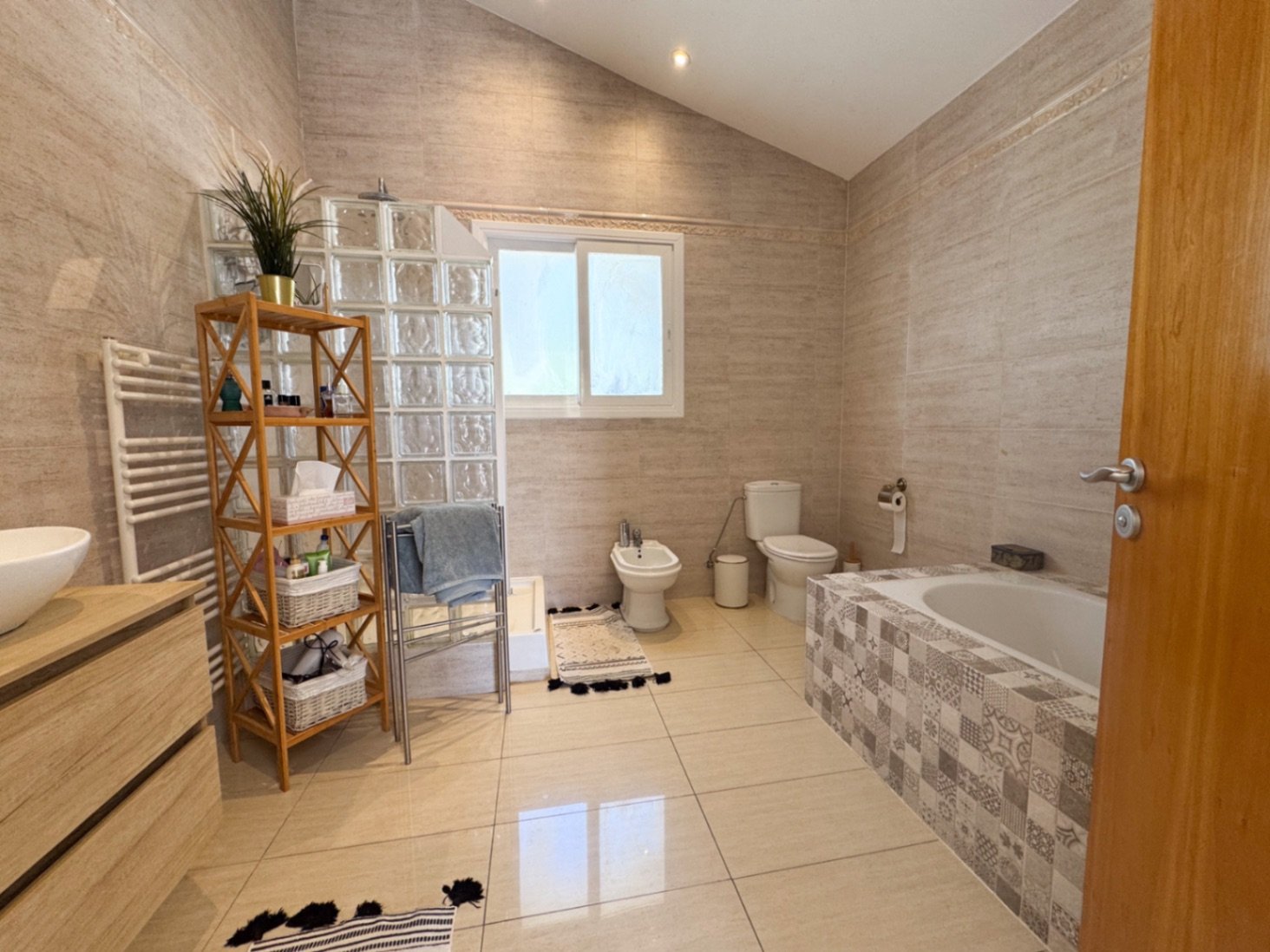 Dieses schöne Zuhause in Olivella ist eine wahre Oase des Lichts, des Raums und des Komforts – der perfekte Ort, um den mediterranen Lebensstil inmitt