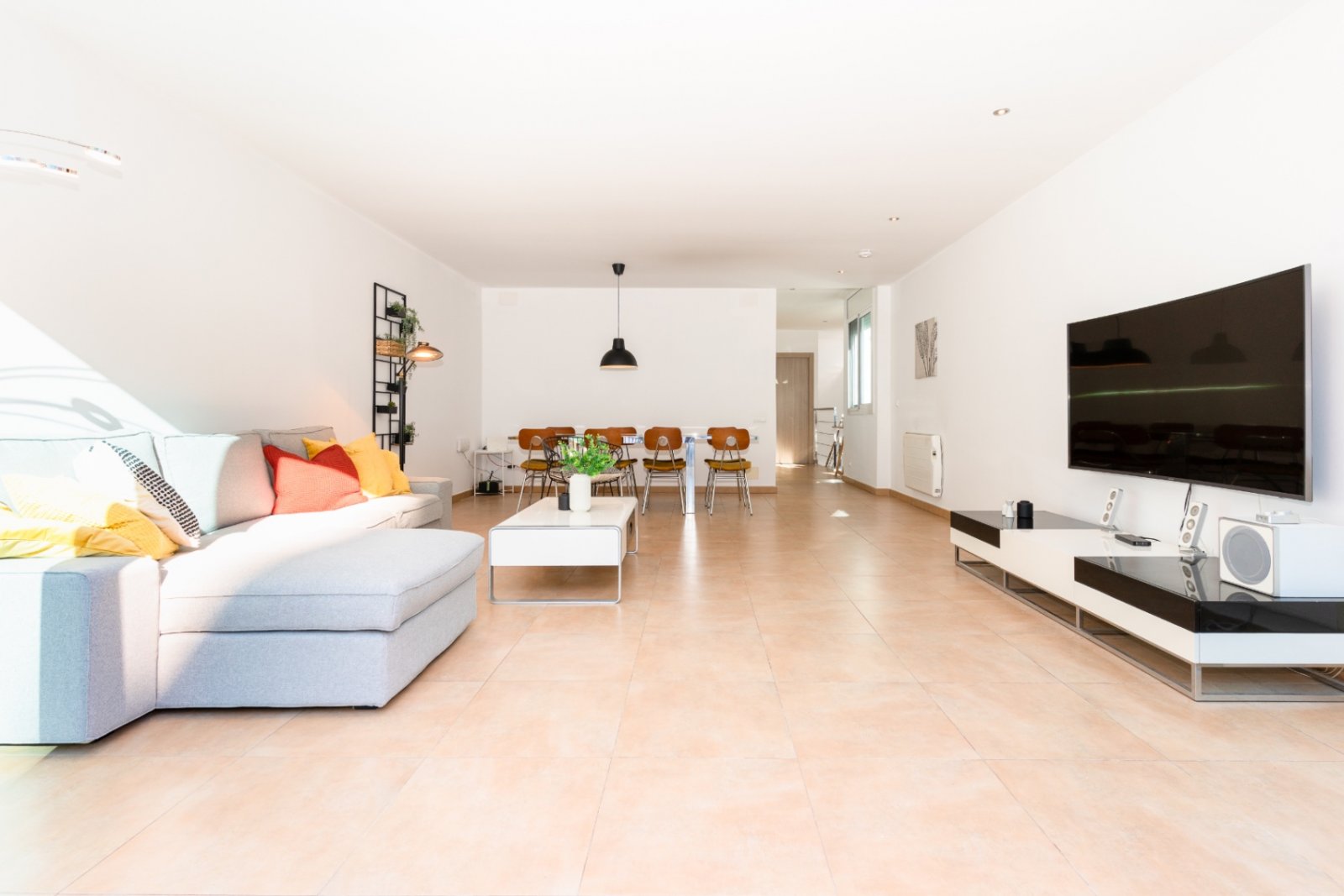 Happy Expat freut sich, diese helle und geräumige Villa in der ruhigen Wohngegend von Las Colinas, Olivella, zu präsentieren, die von der schönen Land