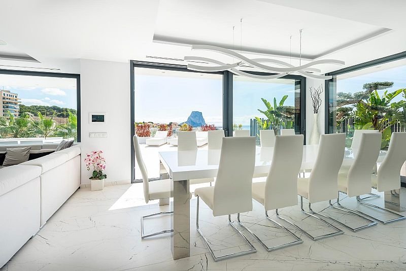 Diese exklusive Villa befindet sich in der schönen Stadt Calpe und bietet eine privilegierte Umgebung nur 1 km vom Meer entfernt. Entworfen für dieje
